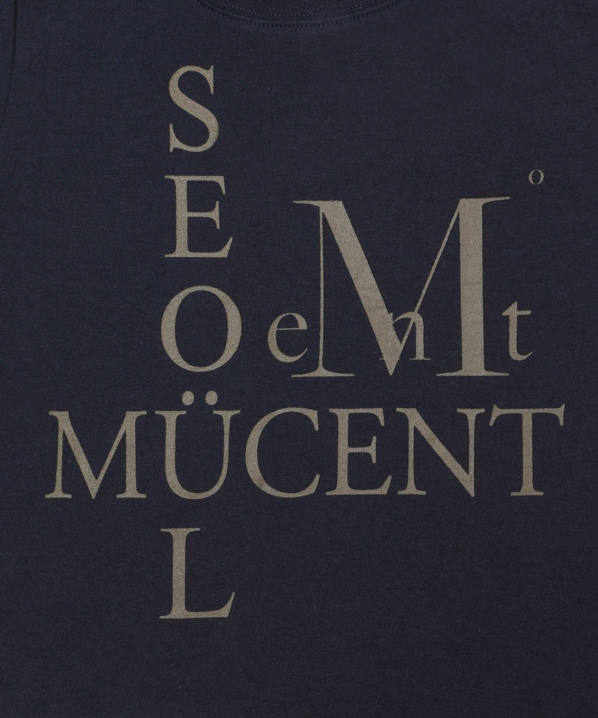 무센트(MUCENT) 글리프 십자가 서울 레터링 로고 크롭 반팔 티