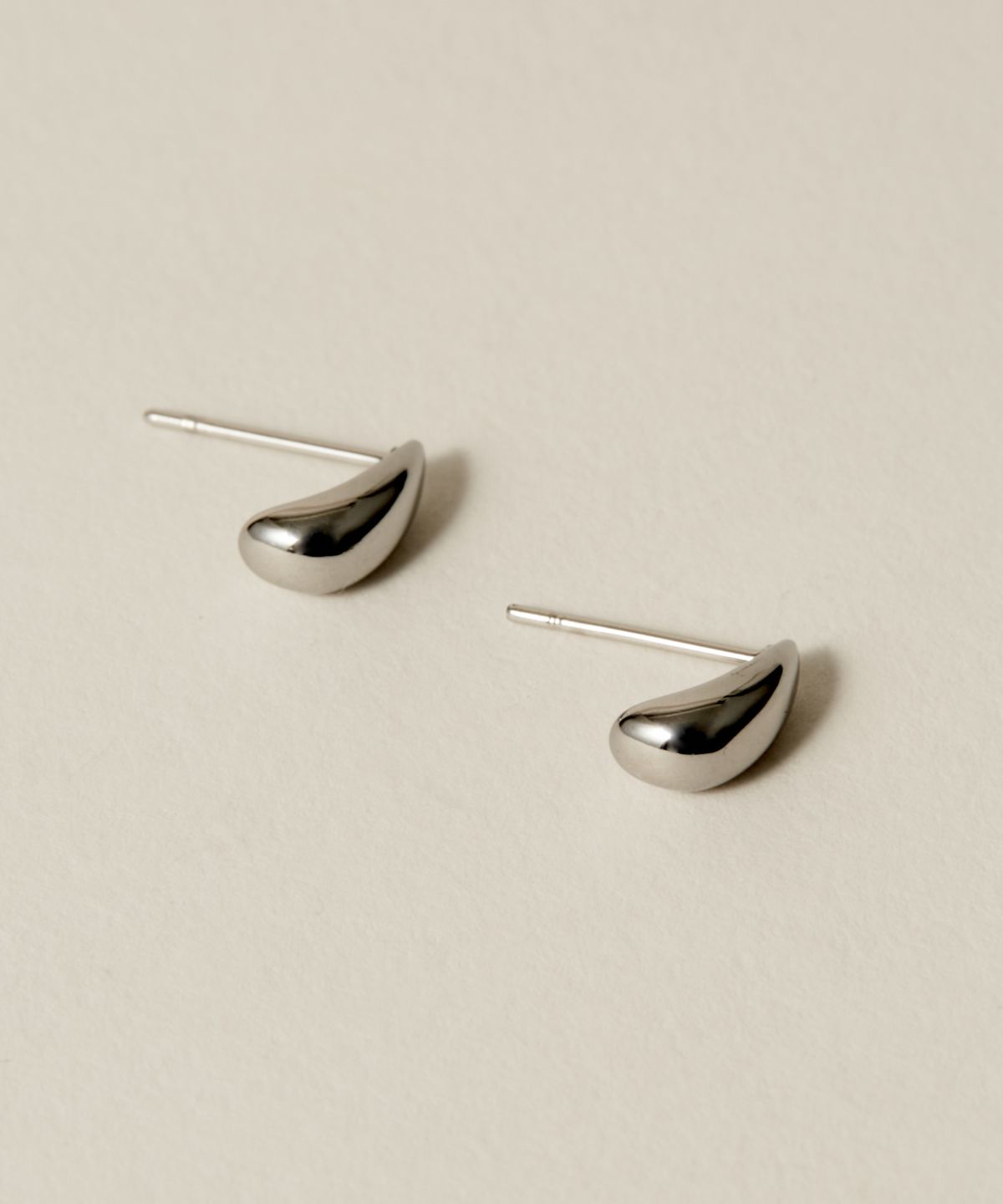 노비스도쿄(NOVICE TOKYO) 타이니 드롭 피어스 Tiny Drop Pierce [Stainless] / Silver