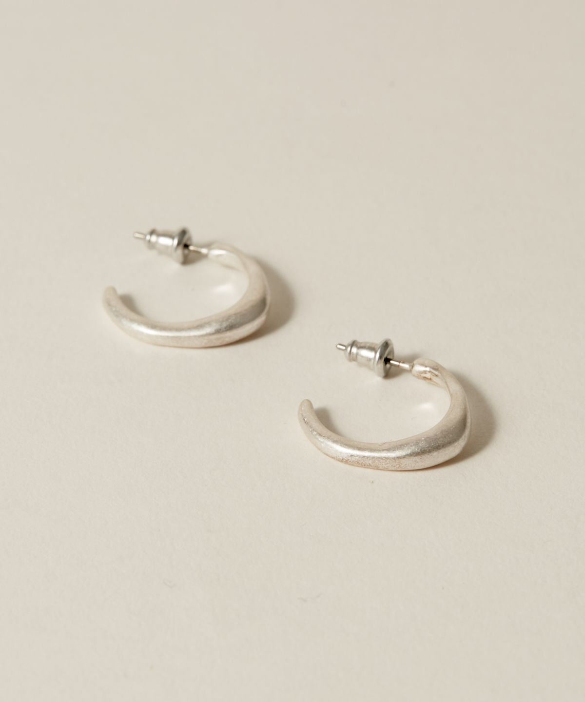 노비스도쿄(NOVICE TOKYO) 빈티지 뉘앙스 후프 피어스 Vintage Nuance Hoop Pierce / Silver