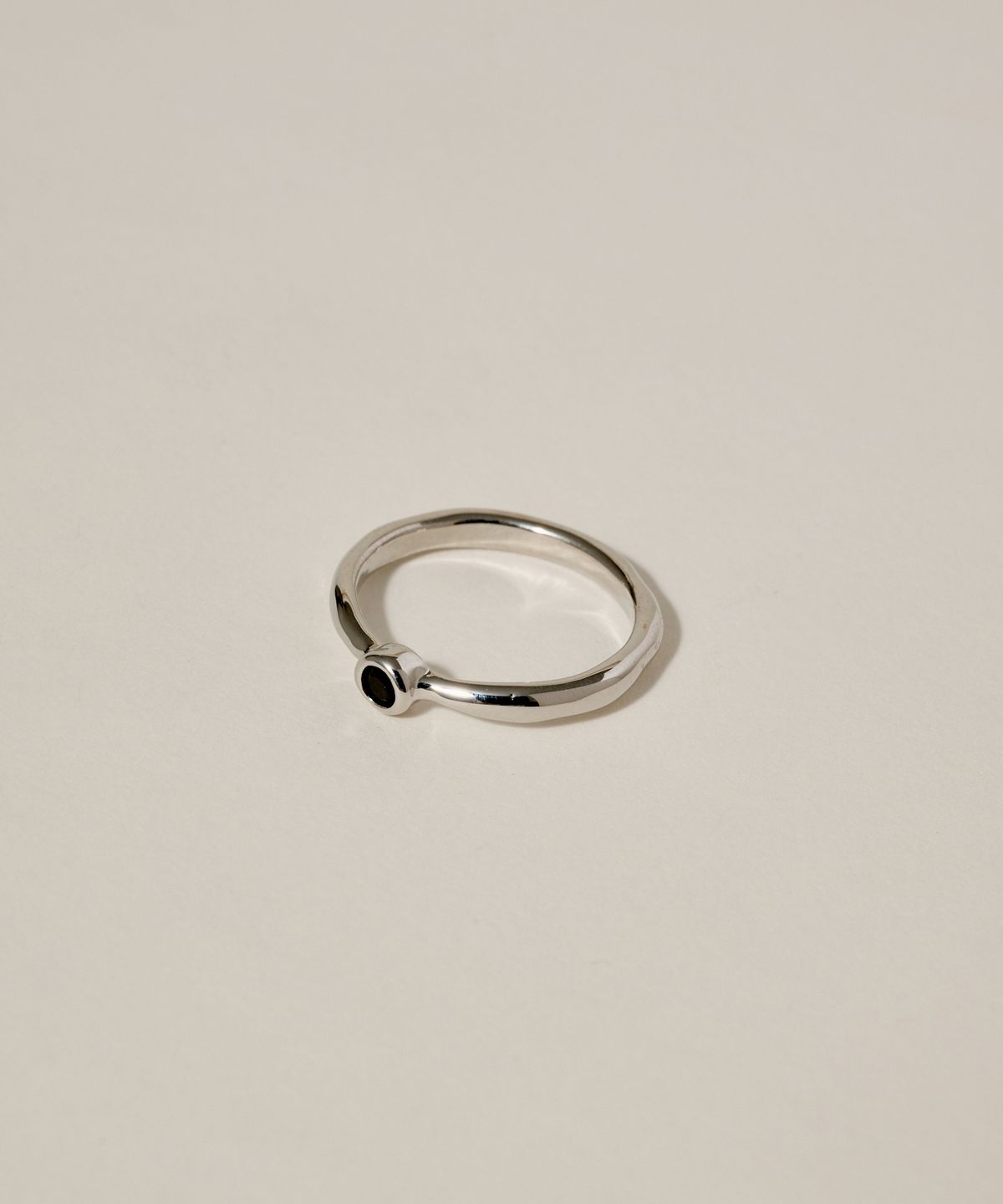 노비스도쿄(NOVICE TOKYO) 스몰 클래식 스톤 모티프 링 Small Classic Stone Motif Ring / Silver