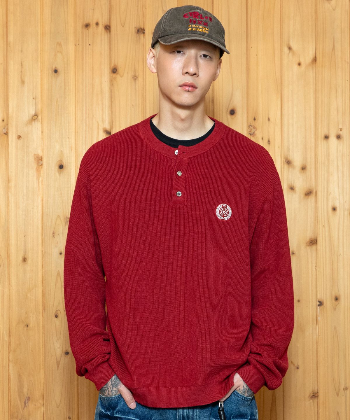 엑스톤즈(XTONZ) XTK166 루즈핏 헨리넥 풀오버 니트 (RED)