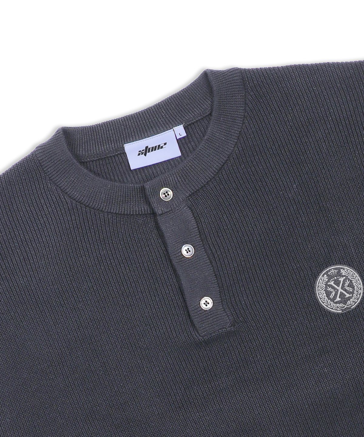 엑스톤즈(XTONZ) XTK166 루즈핏 헨리넥 풀오버 니트 (CHARCOAL)