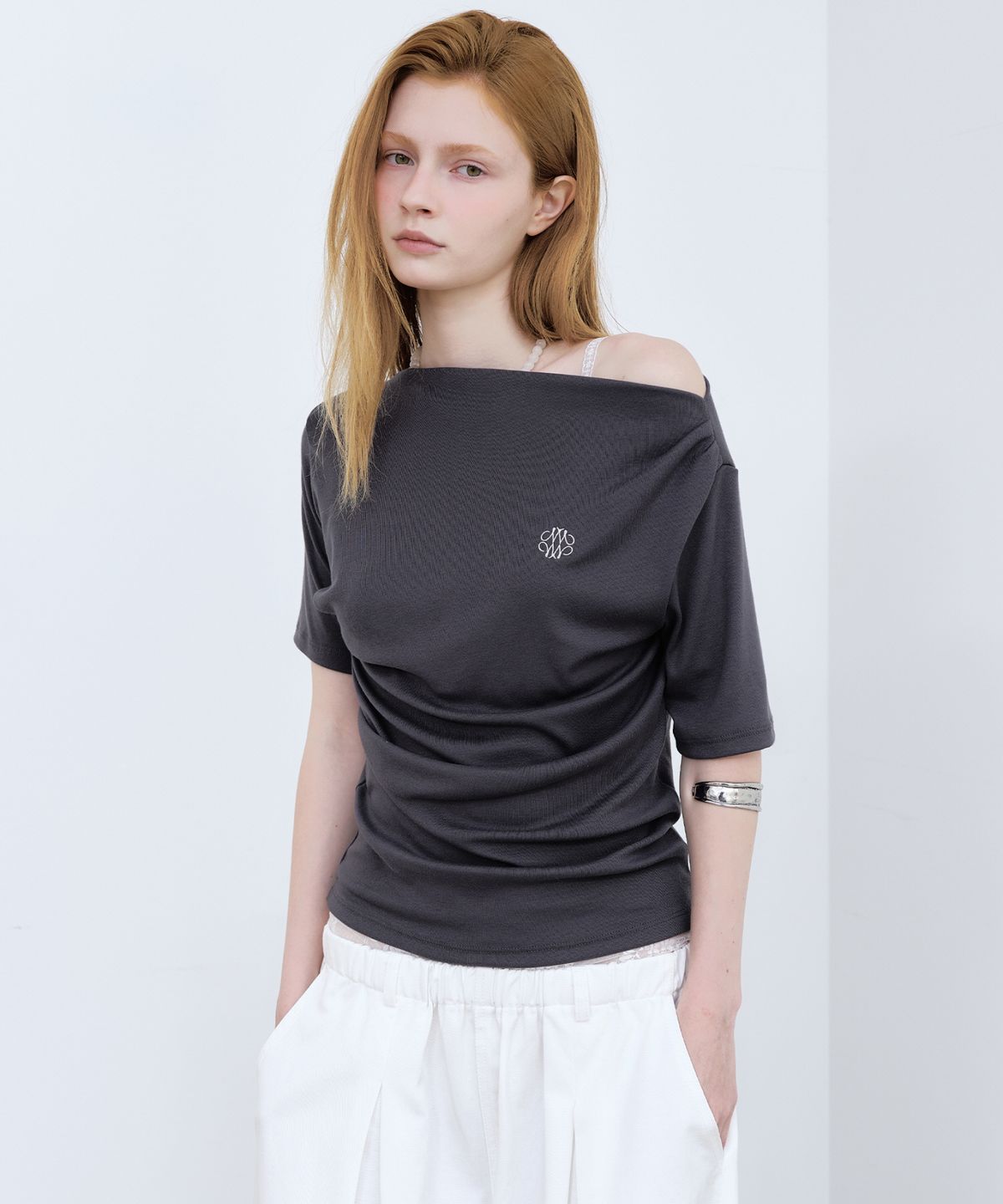 닉앤니콜(NICK&NICOLE) HALF SHIRRING DRAPE BOAT NECK TOP_CHARCOAL