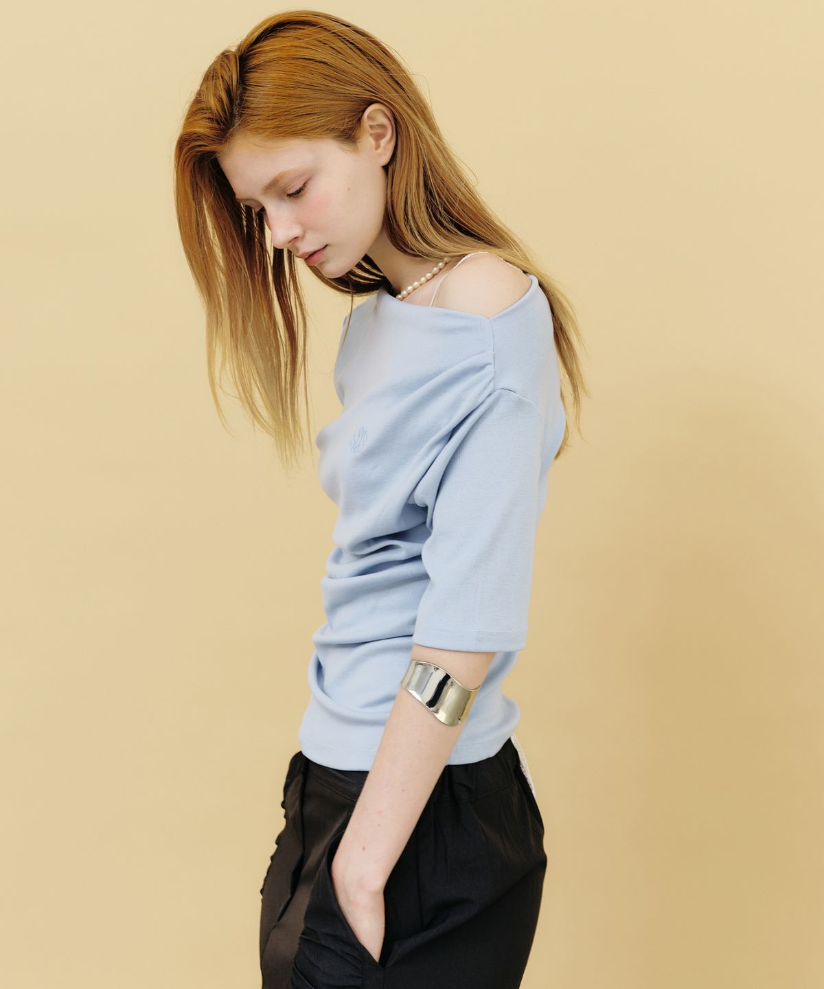 닉앤니콜(NICK&NICOLE) HALF SHIRRING DRAPE BOAT NECK TOP_SORA