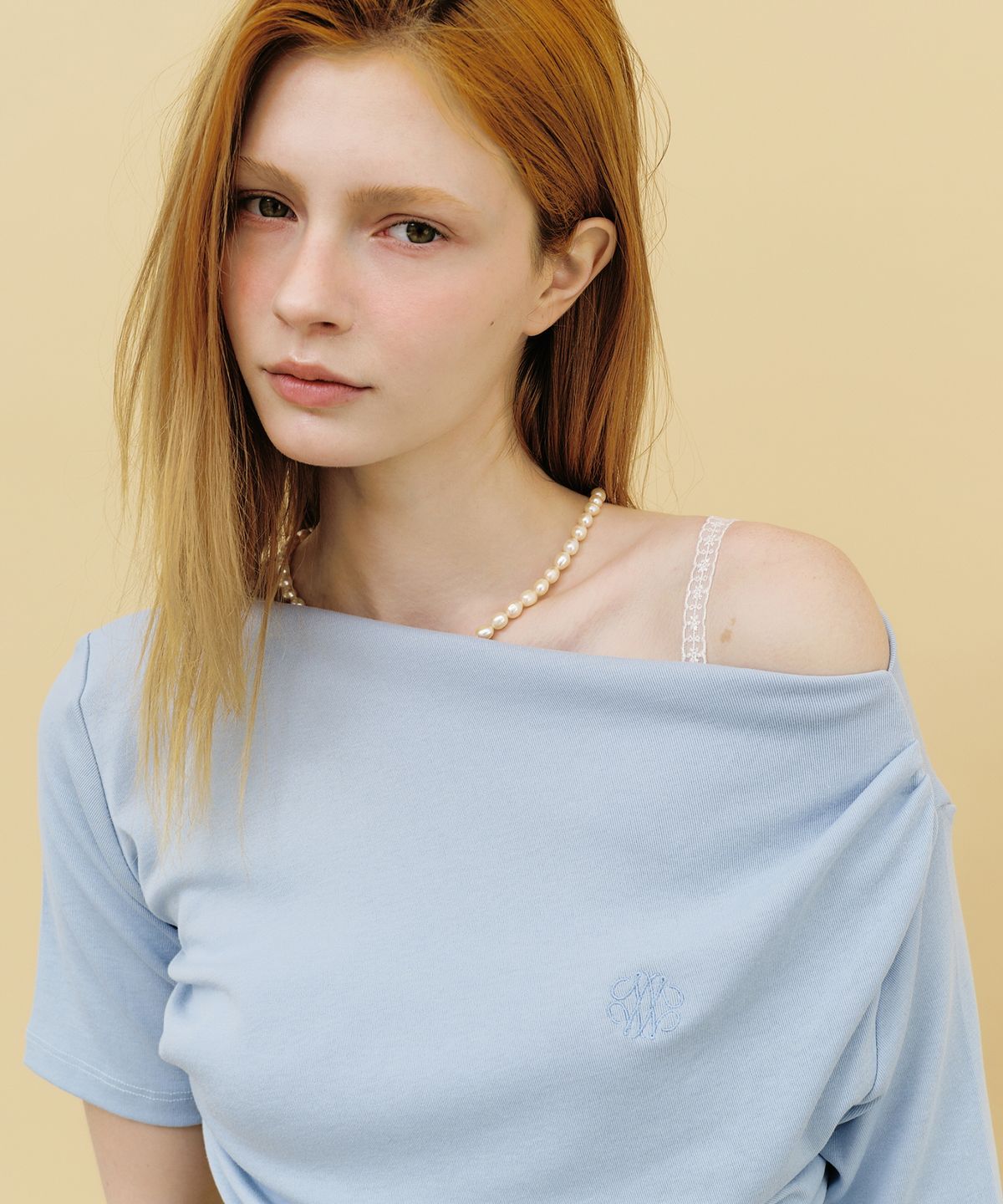 닉앤니콜(NICK&NICOLE) HALF SHIRRING DRAPE BOAT NECK TOP_SORA