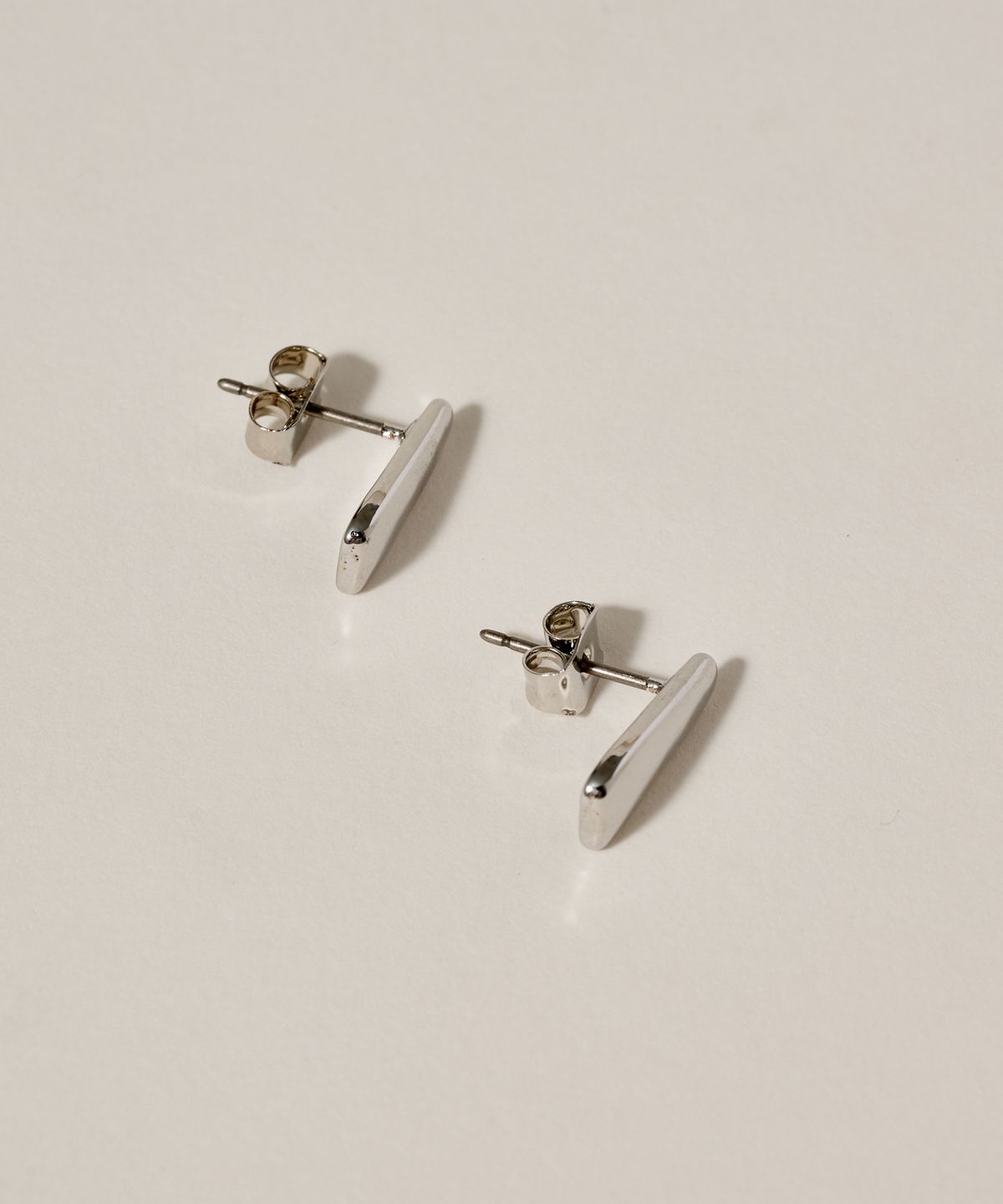 노비스도쿄(NOVICE TOKYO) 미니 뉘앙스 플레이트 피어스 Mini Nuance Plate Pierce / Silver