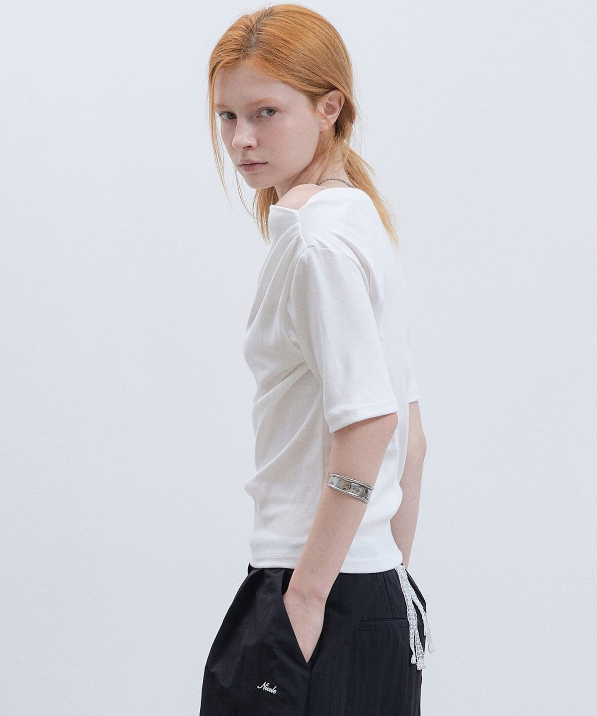 닉앤니콜(NICK&NICOLE) HALF SHIRRING DRAPE BOAT NECK TOP_WHITE