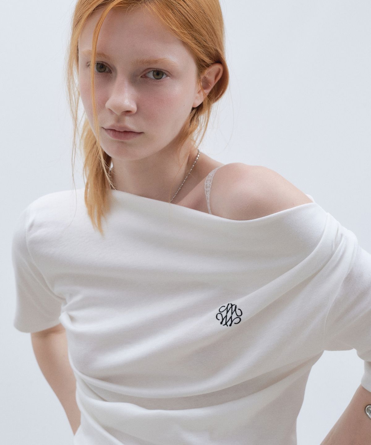 닉앤니콜(NICK&NICOLE) HALF SHIRRING DRAPE BOAT NECK TOP_WHITE