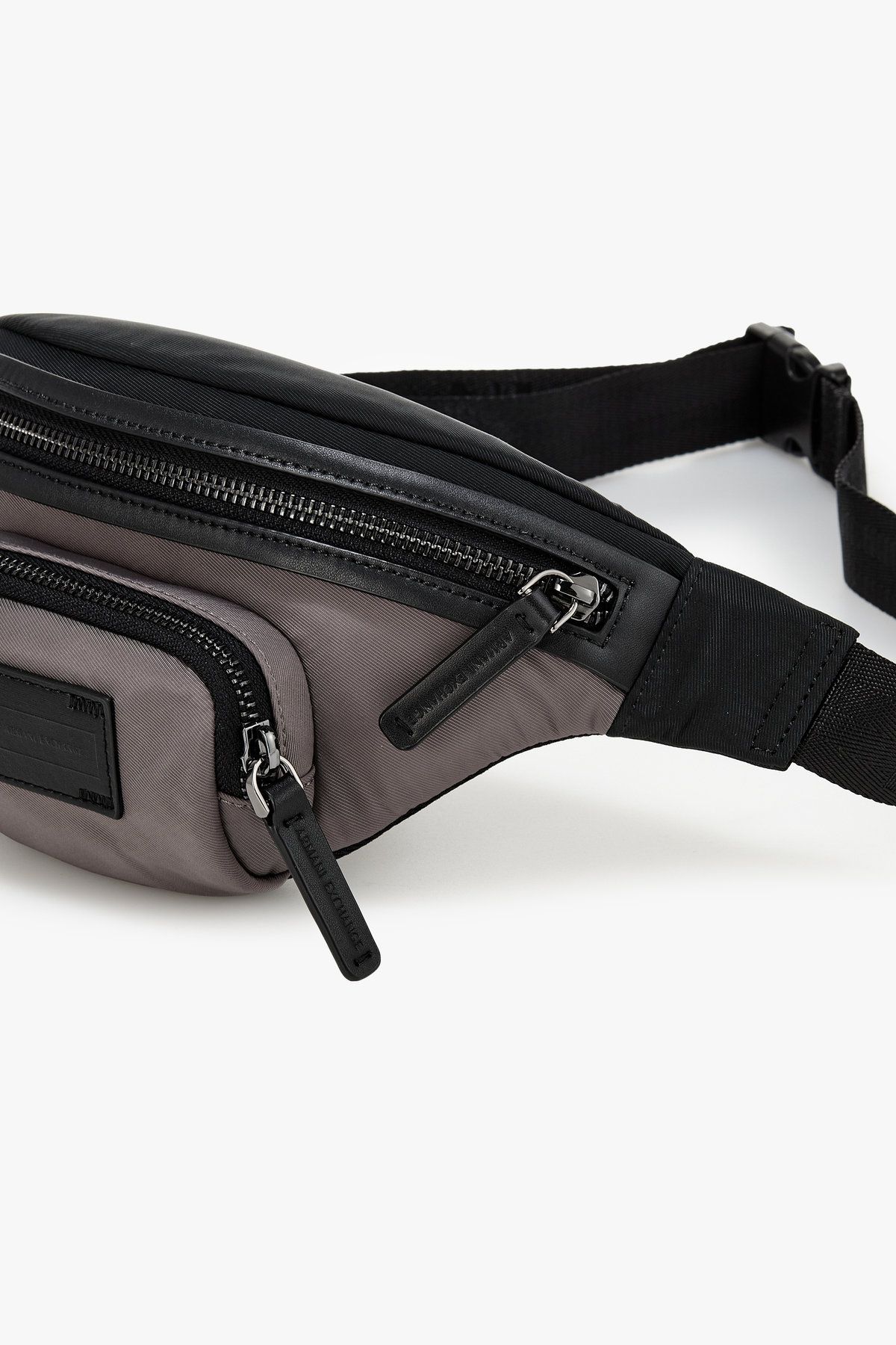 아르마니 익스체인지(ARMANI EXCHANGE) 남성 로고 패치 폴리 벨트백_다크 그레이 A415370005