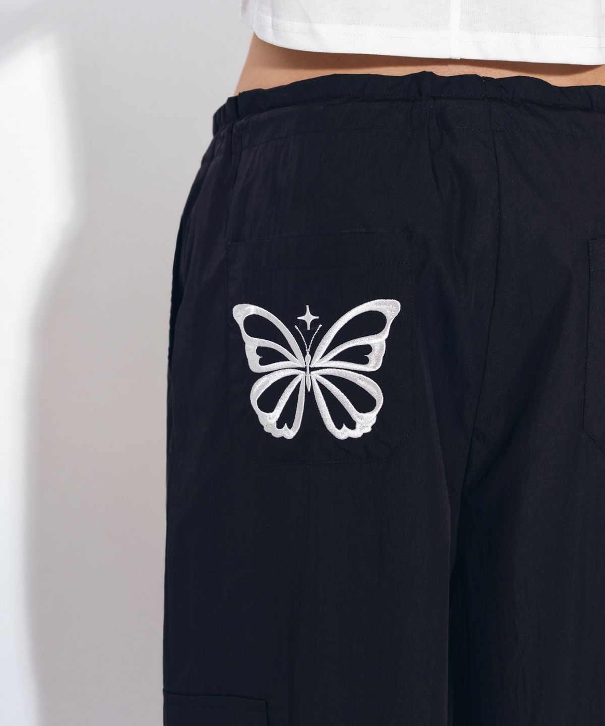 닉앤니콜(NICK&NICOLE) BUTTERFLY EMBROIDERY WIDE CARGO PANTS_BLACK