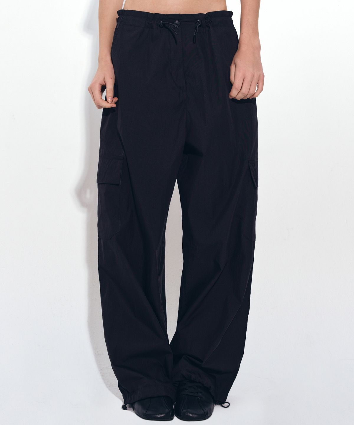 닉앤니콜(NICK&NICOLE) BUTTERFLY EMBROIDERY WIDE CARGO PANTS_BLACK