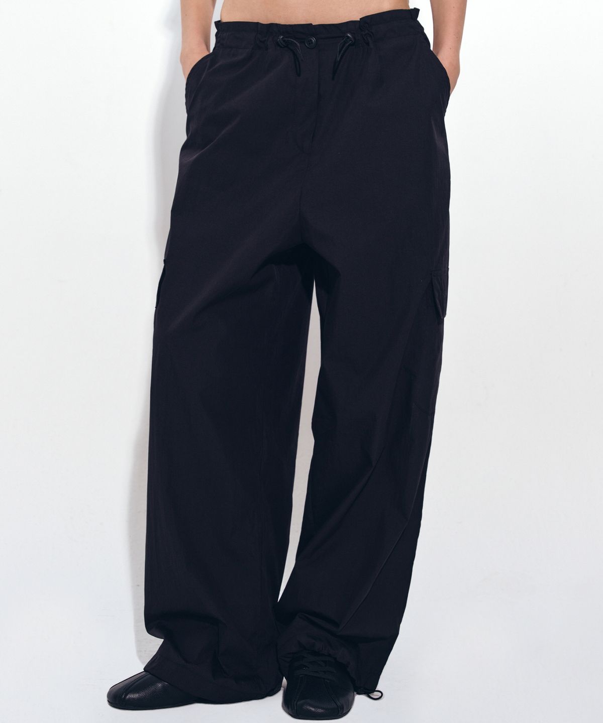 닉앤니콜(NICK&NICOLE) BUTTERFLY EMBROIDERY WIDE CARGO PANTS_BLACK
