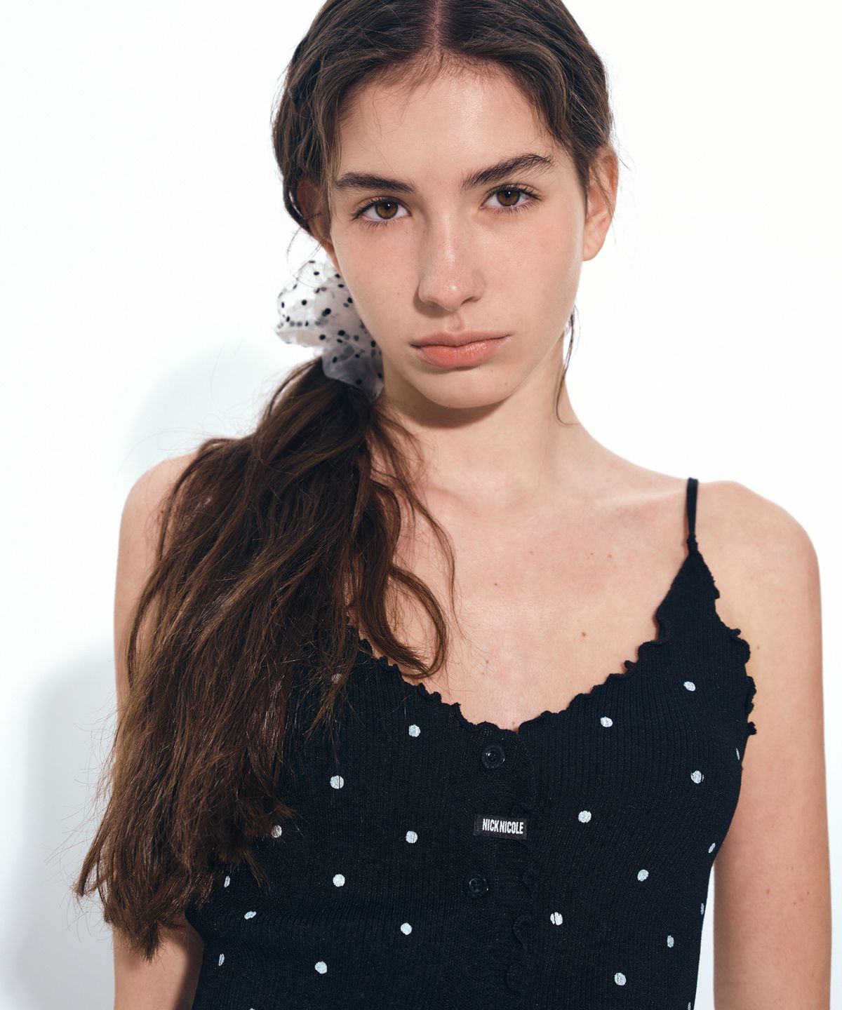 닉앤니콜(NICK&NICOLE) DOT LABEL SLEEVELESS TOP_BLACK