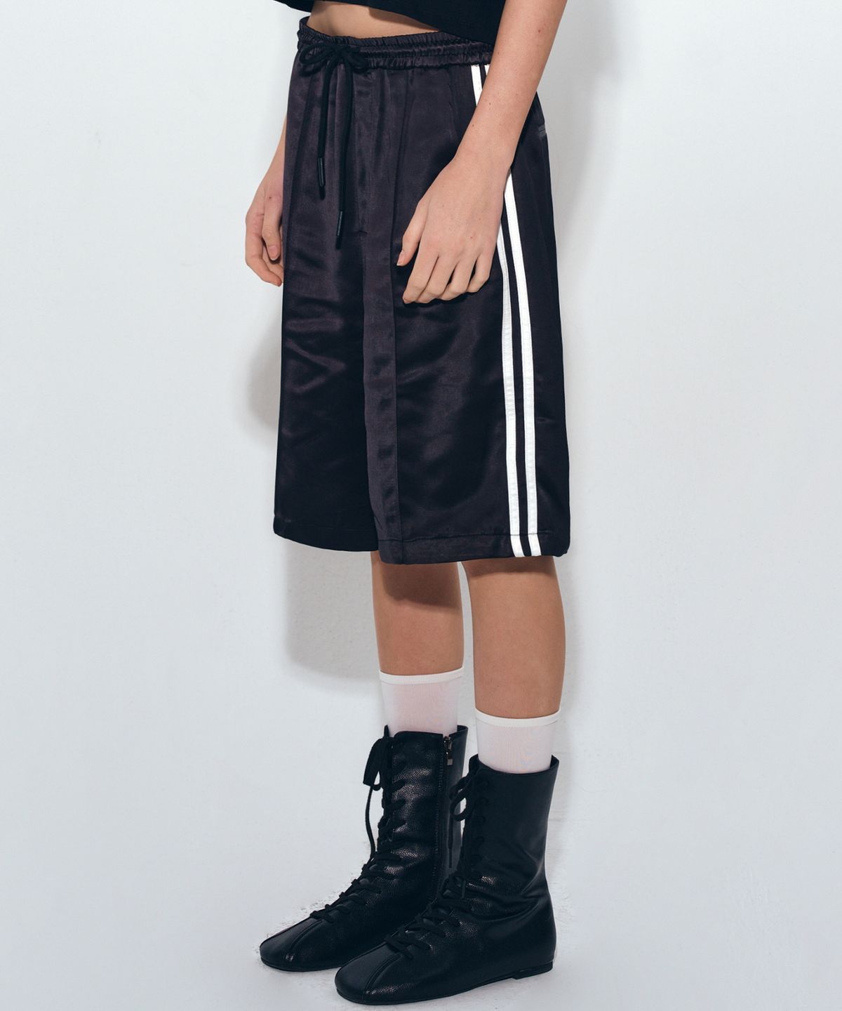 닉앤니콜(NICK&NICOLE) DOUBLE LINE SATIN HALF PANTS_BLACK