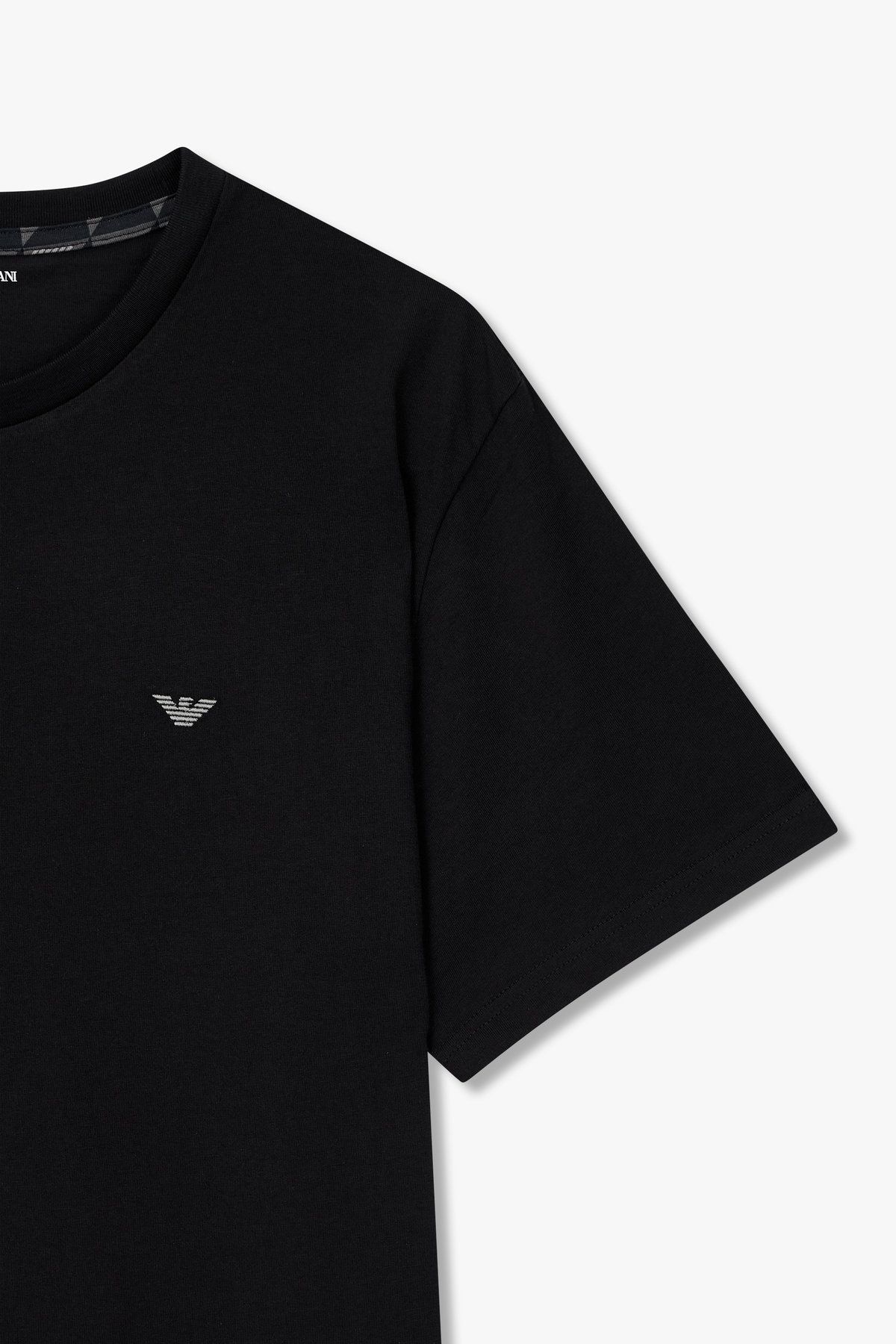 엠포리오 아르마니 언더웨어(EMPORIO ARMANI UNDERWEAR) 남성 이글 자수 숏 슬리브 라운지 티셔츠_블랙 0815334003