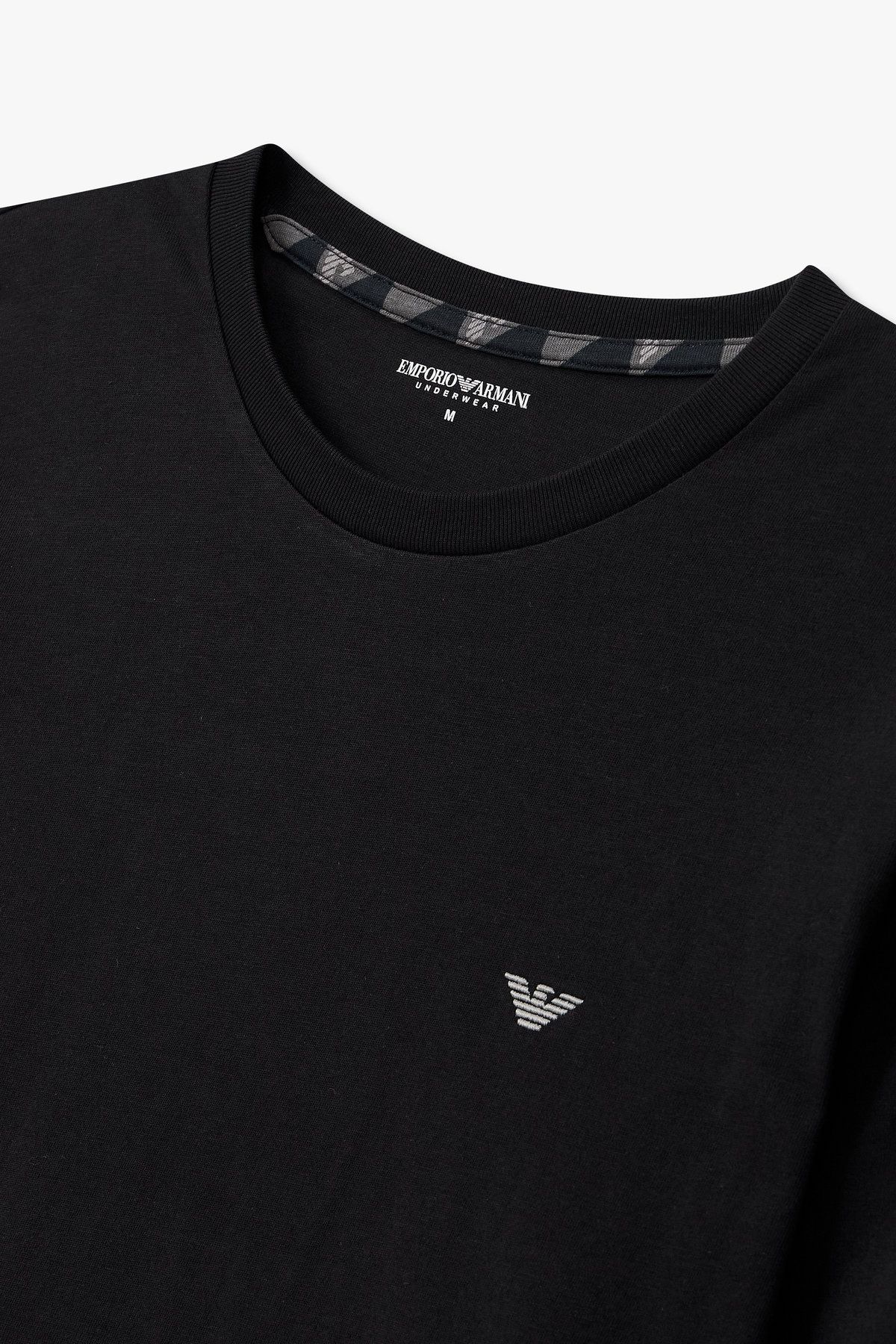 엠포리오 아르마니 언더웨어(EMPORIO ARMANI UNDERWEAR) 남성 이글 자수 롱 슬리브 라운지 티셔츠_블랙 0815336007
