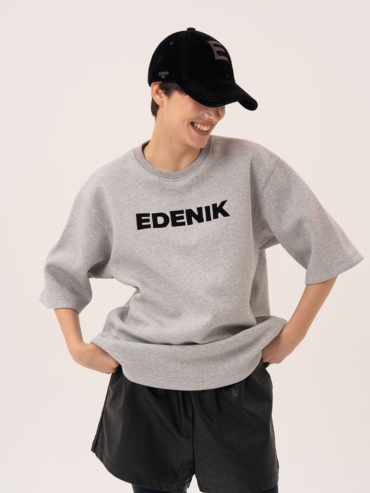 에데닉(EDENIK) 로고 프린트 5부 소매 티셔츠
