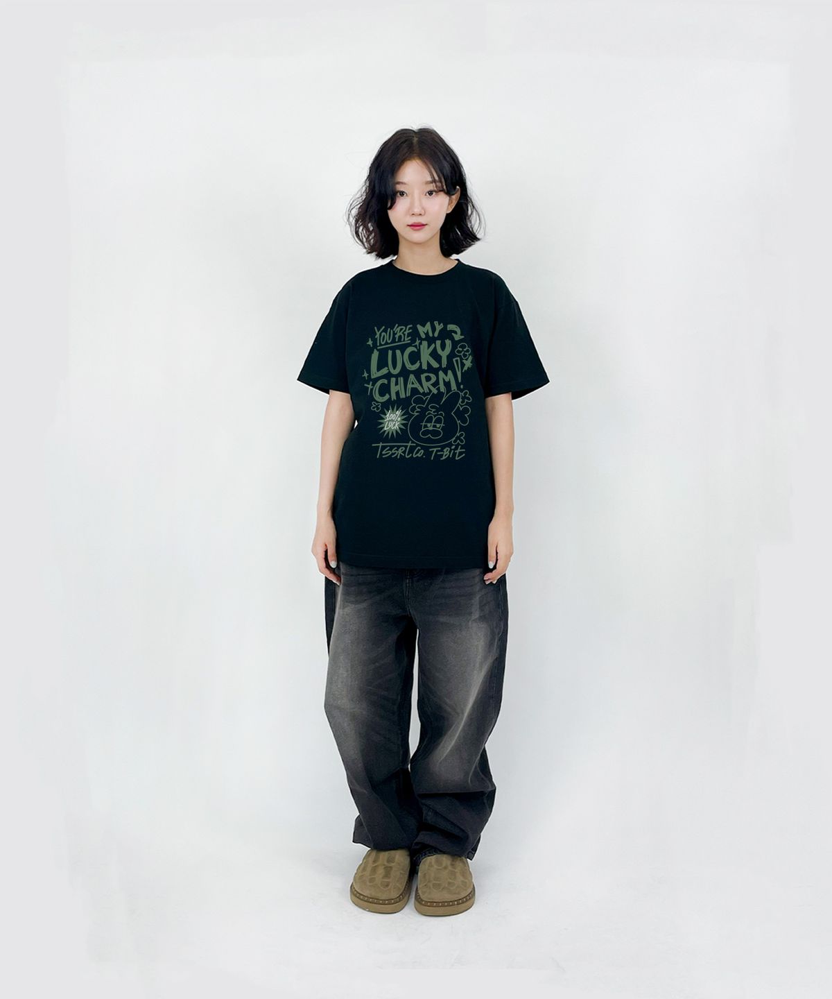티저트(TEESSERT) 럭키참 면 반소매티셔츠 [BLACK]