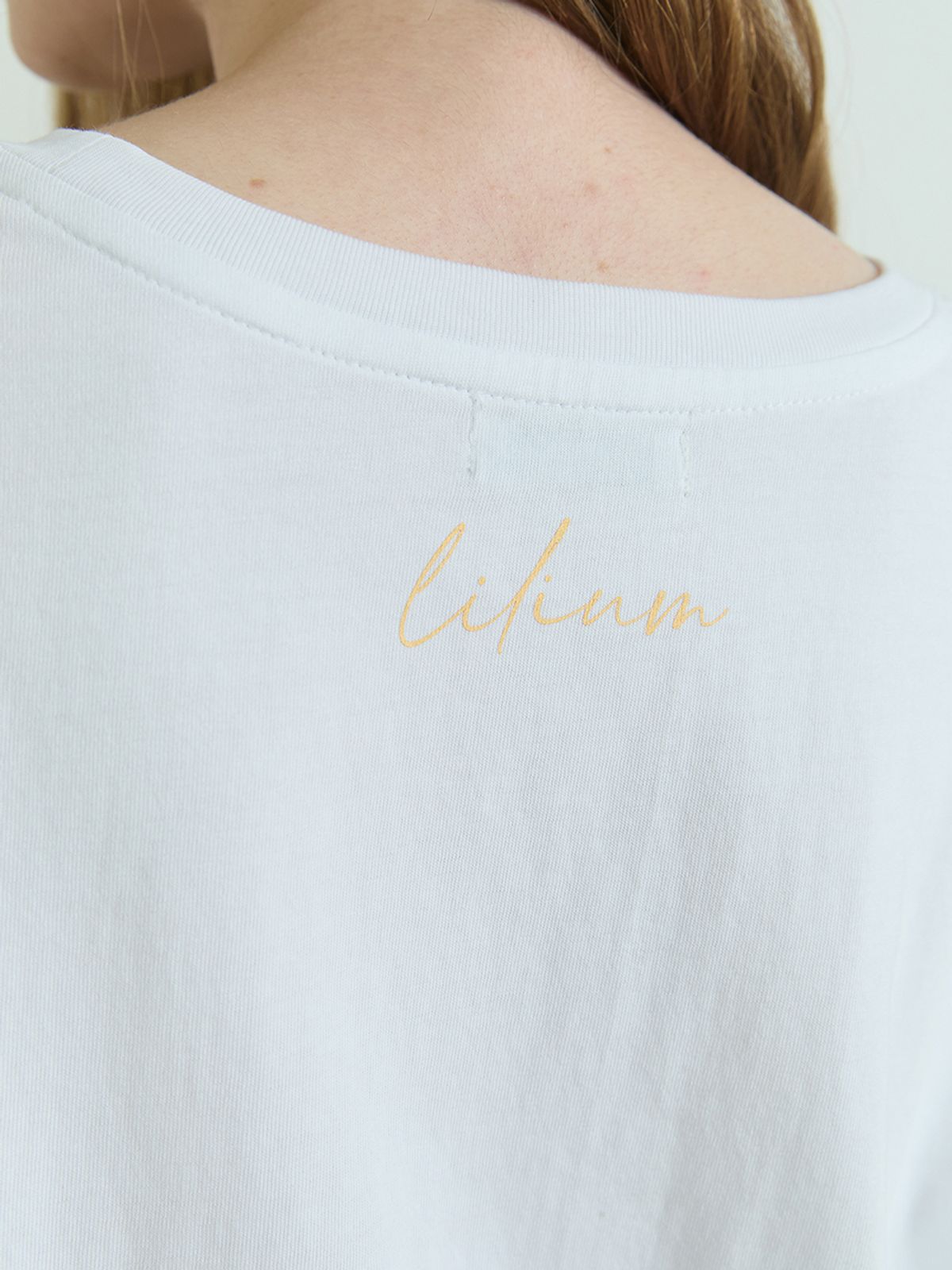 릴리움(LILIUM) 릴리움 시그니처 로고 반팔티_화이트