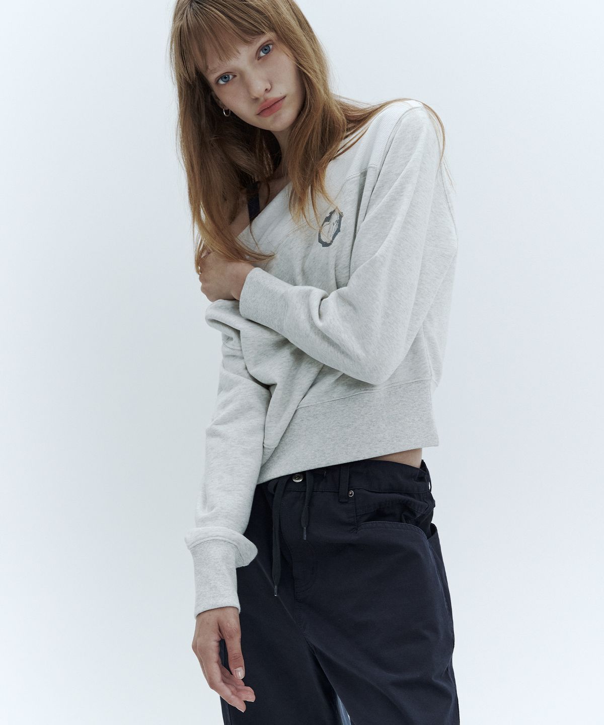 시티브리즈(CITYBREEZE) 보트넥 하트 리즈 스웨트 셔츠_2COLORS
