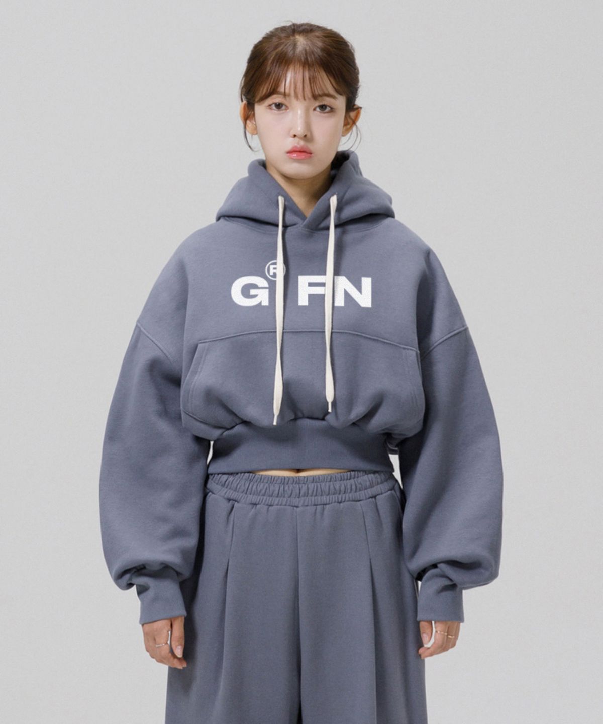 그랜피니(GRANFINNY) 오버핏 특양면 기모 프리미엄 볼드 로고 크롭 후드 - 그레이