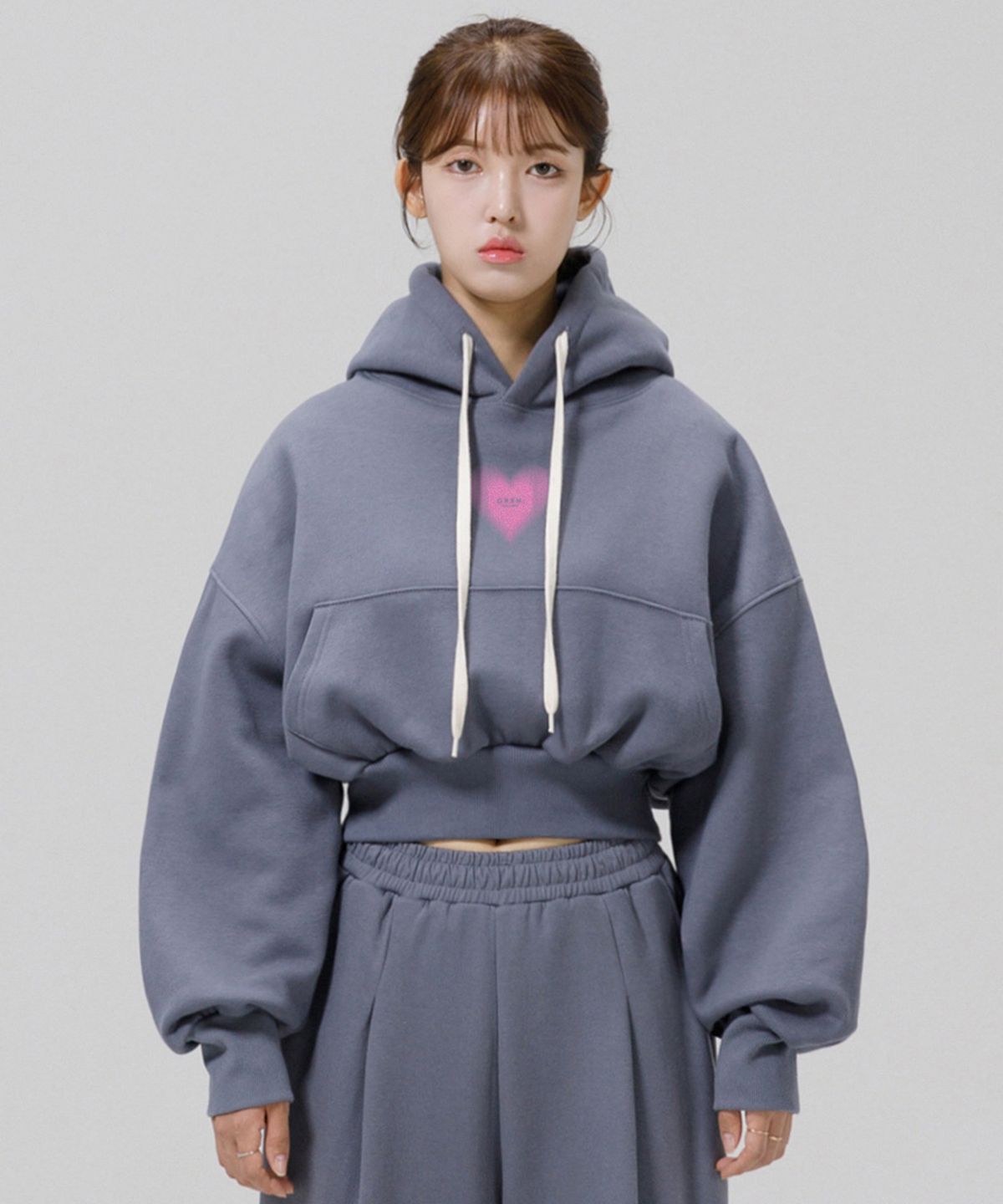 그랜피니(GRANFINNY) 오버핏 특양면 기모 프리미엄 스몰 하트 빔 로고 크롭 후드 - 그레이