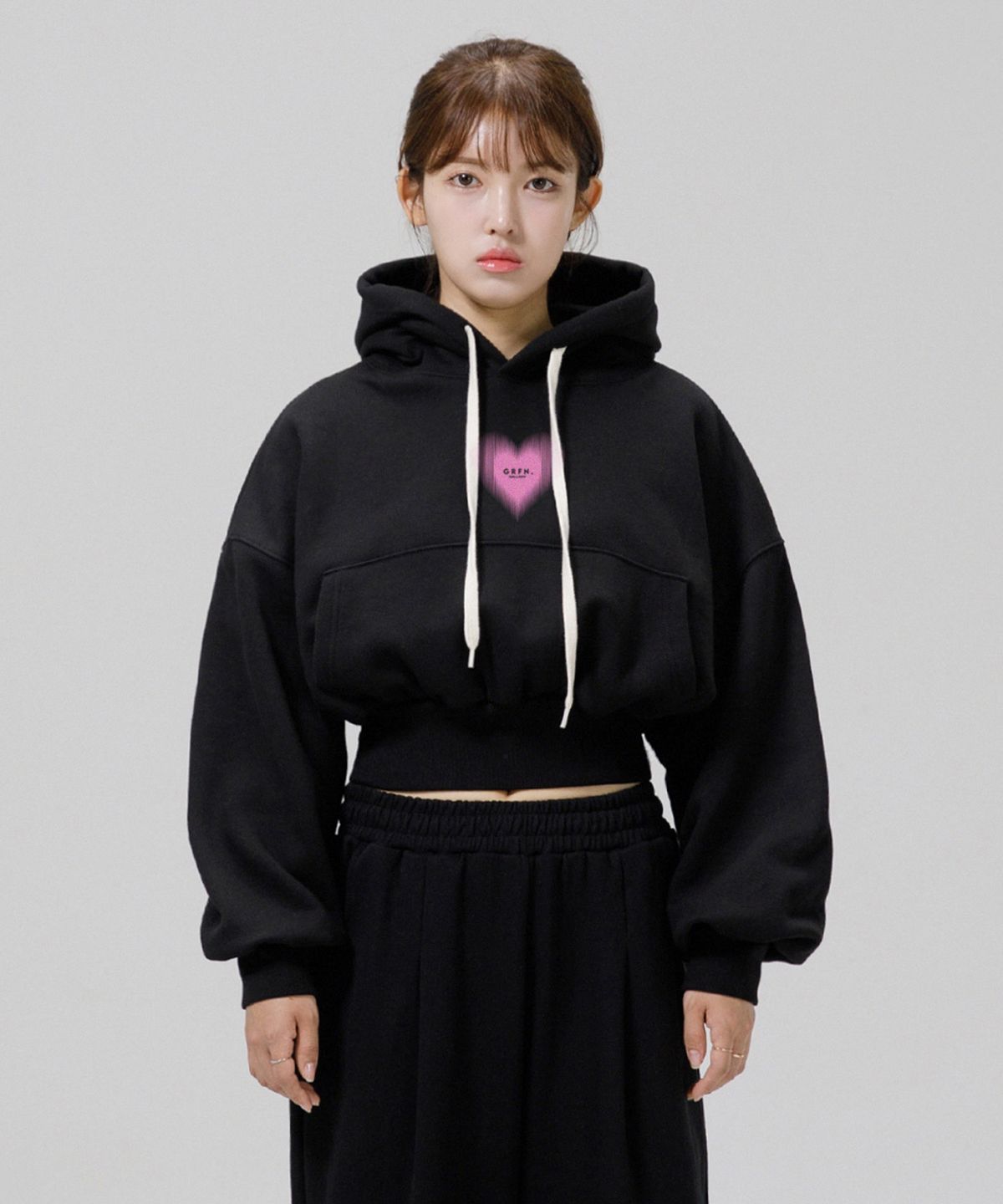 그랜피니(GRANFINNY) 오버핏 특양면 기모 프리미엄 스몰 하트 빔 로고 크롭 후드 - 블랙