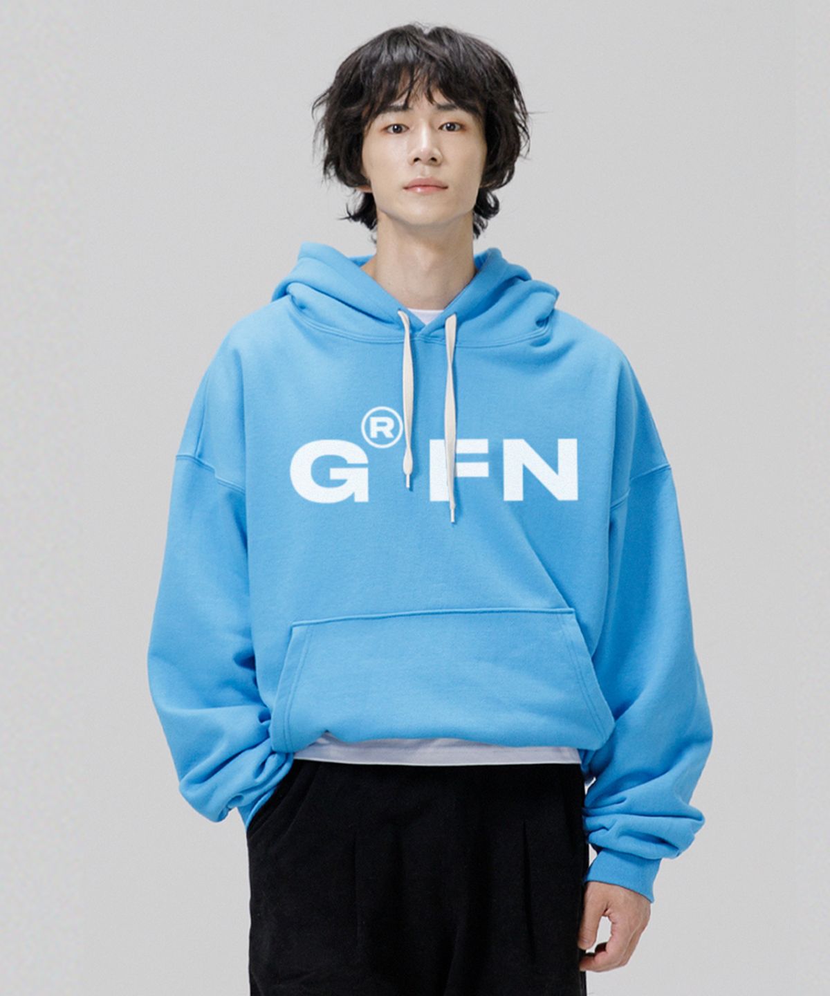 그랜피니(GRANFINNY) 오버핏 헤비 기모 볼드 로고 벌룬 스웻 후디- 블루