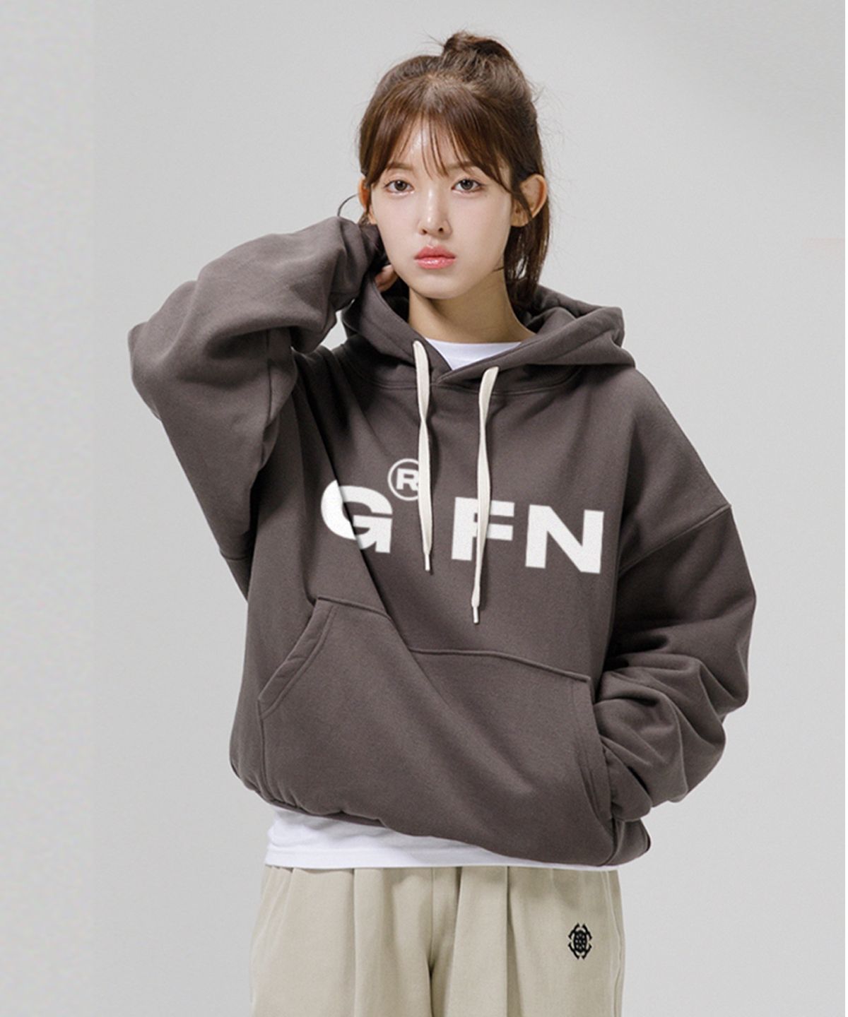 그랜피니(GRANFINNY) 오버핏 헤비 기모 볼드 로고 벌룬 스웻 후디- 진그레이
