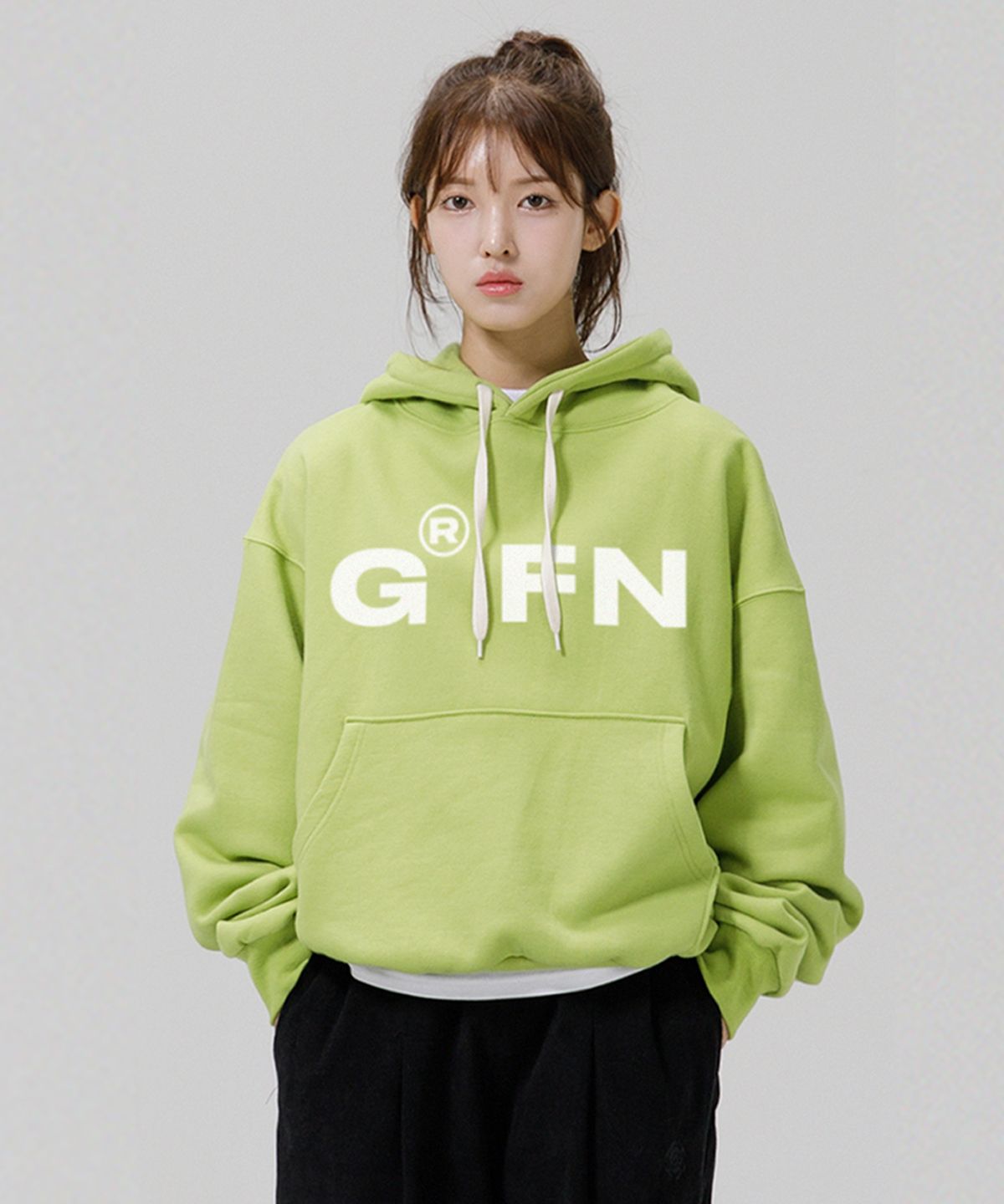 그랜피니(GRANFINNY) 오버핏 헤비 기모 볼드 로고 벌룬 스웻 후디- 올리브