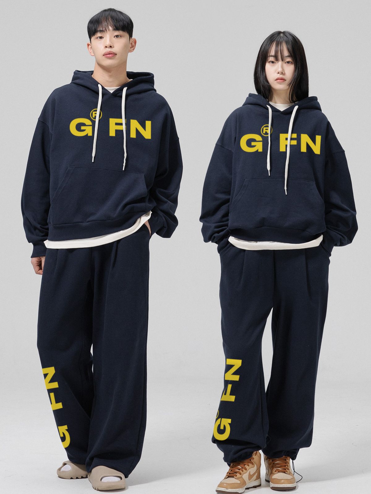 그랜피니(GRANFINNY) 특양면 기모 볼드 로고 원턱 밴딩 트레이닝 팬츠-  네이비