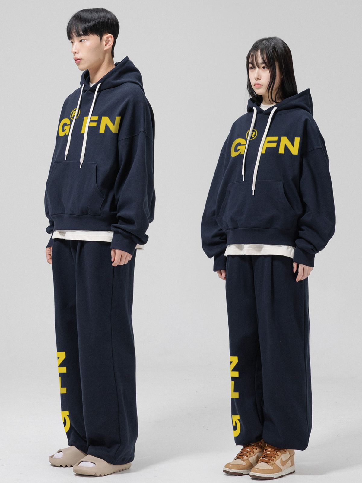 그랜피니(GRANFINNY) 특양면 기모 볼드 로고 원턱 밴딩 트레이닝 팬츠-  네이비