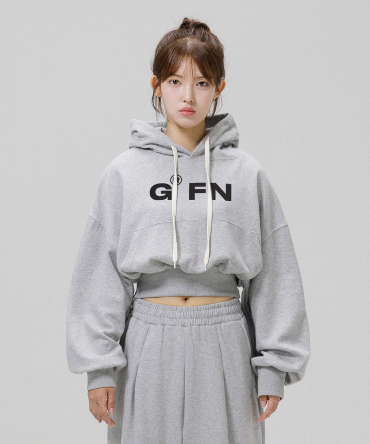 그랜피니(GRANFINNY) 오버핏 특양면 기모 프리미엄 볼드 로고 크롭 후드 - 멜란지