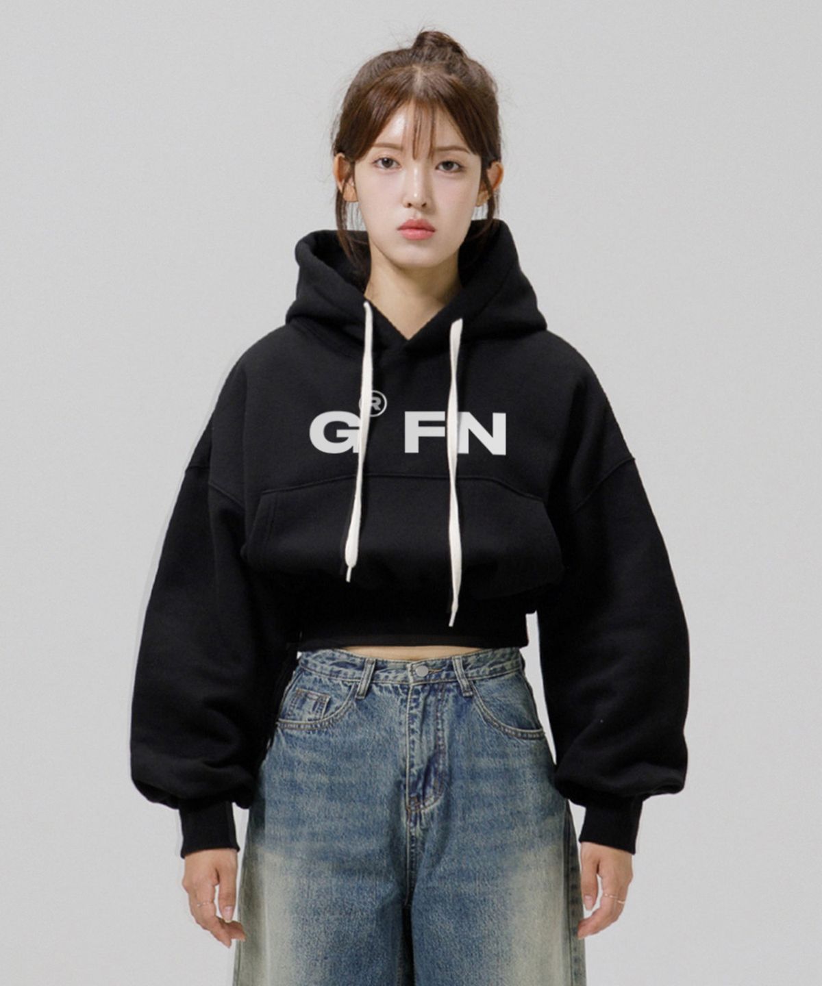 그랜피니(GRANFINNY) 오버핏 특양면 기모 프리미엄 볼드 로고 크롭 후드 - 블랙