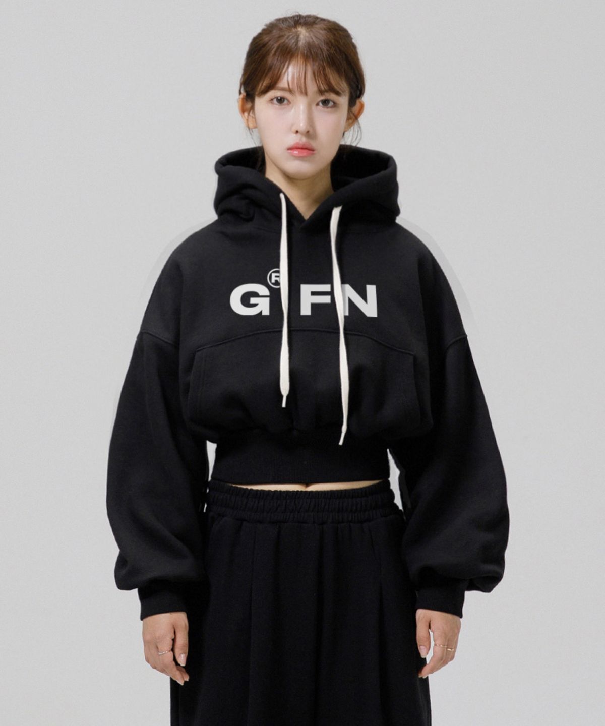 그랜피니(GRANFINNY) 오버핏 특양면 기모 프리미엄 볼드 로고 크롭 후드 - 블랙