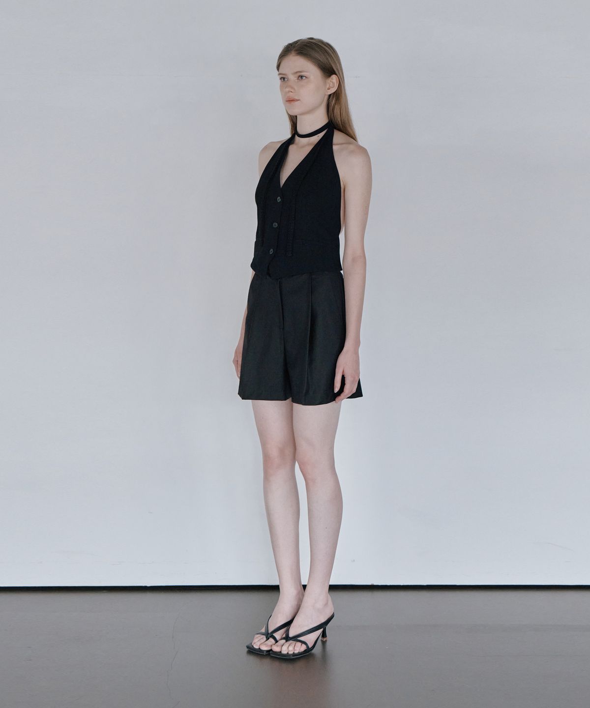 프라이하잇(THEFRHT) 투 핀턱 버튼 울 쇼츠 (블랙)