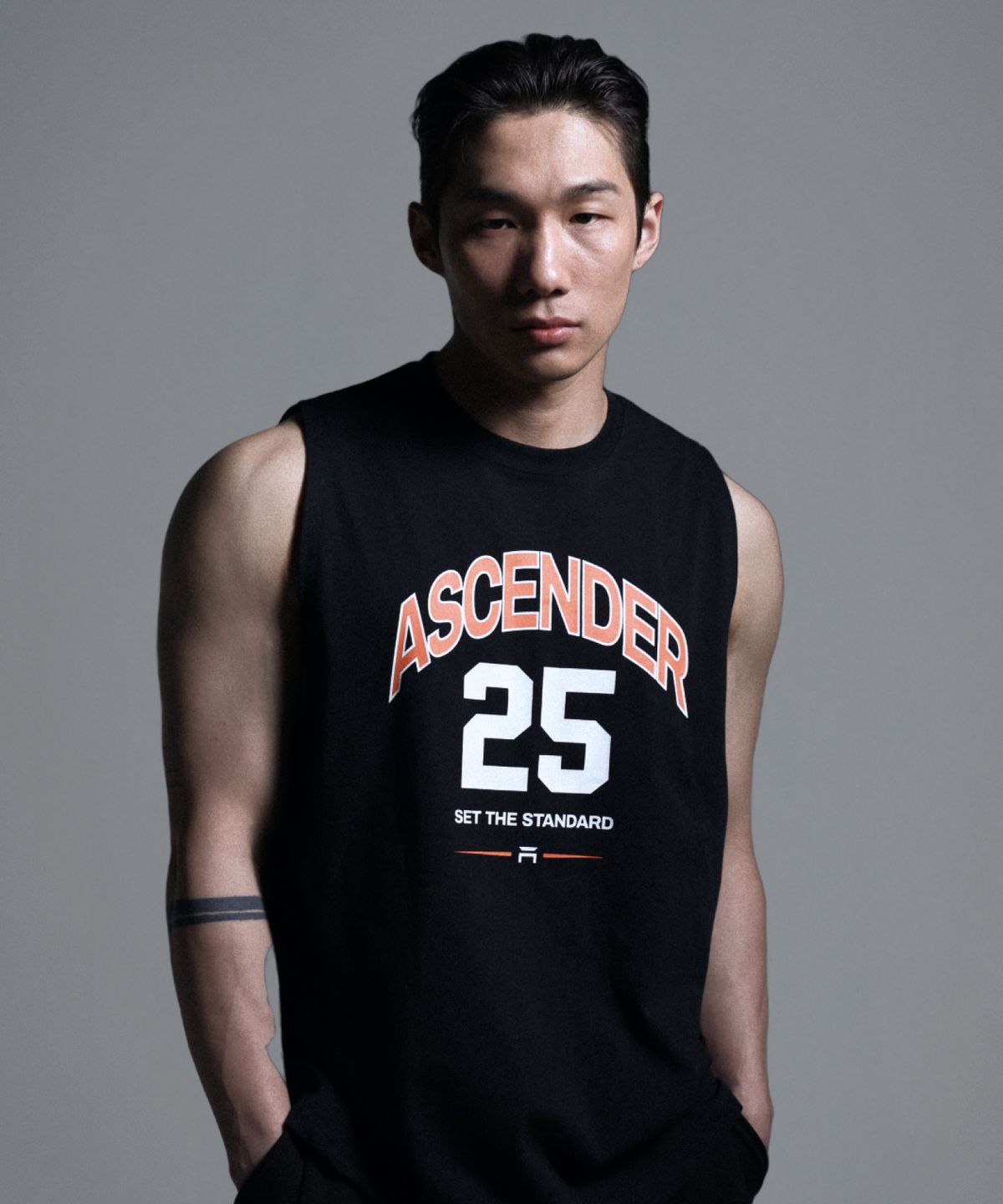 어센더(ASCENDER) 25넘버링 루즈핏 슬리브리스 [블랙]