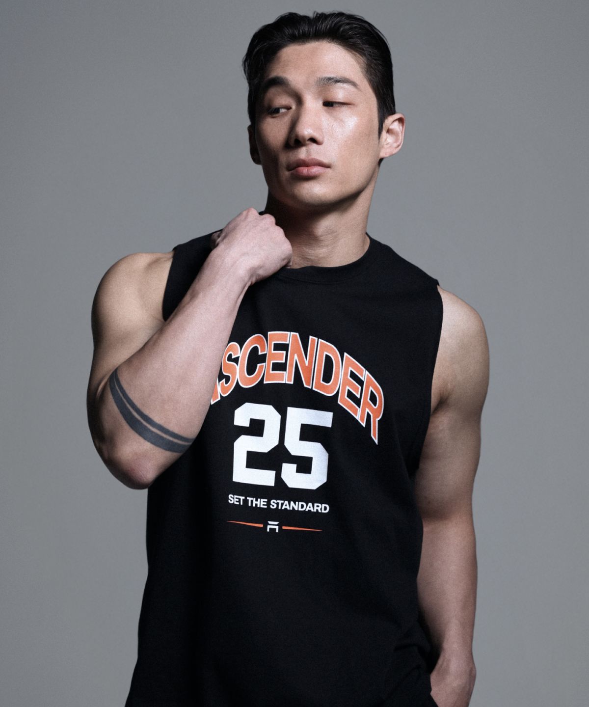 어센더(ASCENDER) 25넘버링 루즈핏 슬리브리스 [블랙]