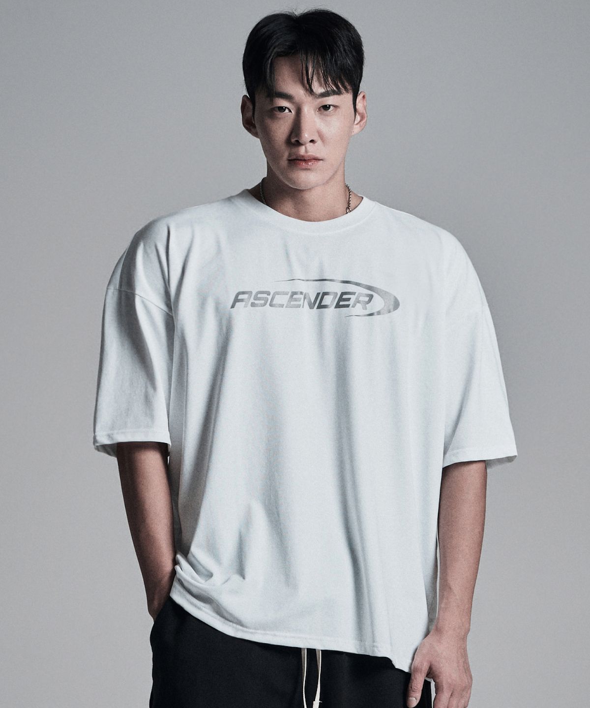 어센더(ASCENDER) (리플렉티브) 어센딩로고 오버핏 숏슬리브 [화이트]