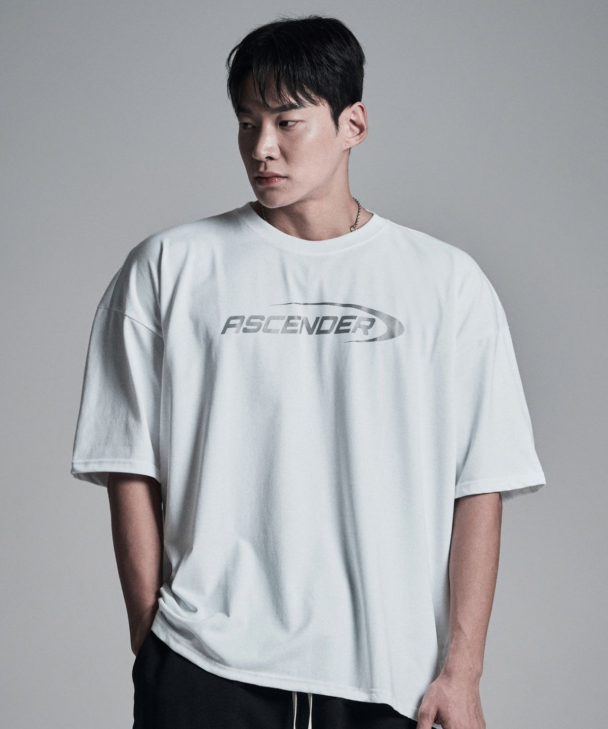 어센더(ASCENDER) (리플렉티브) 어센딩로고 오버핏 숏슬리브 [화이트]