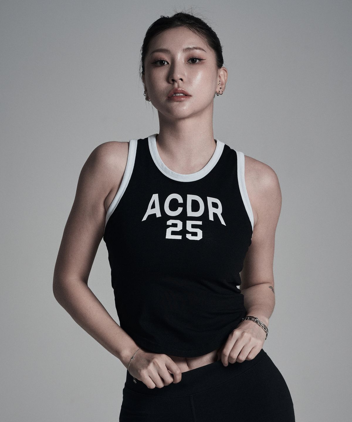 어센더(ASCENDER) 25넘버링 크롭 슬리브리스 [블랙]