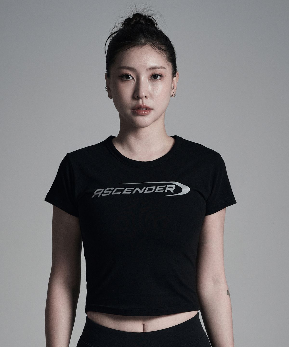 어센더(ASCENDER) (리플렉티브) 어센딩로고 크롭 숏슬리브 [블랙]
