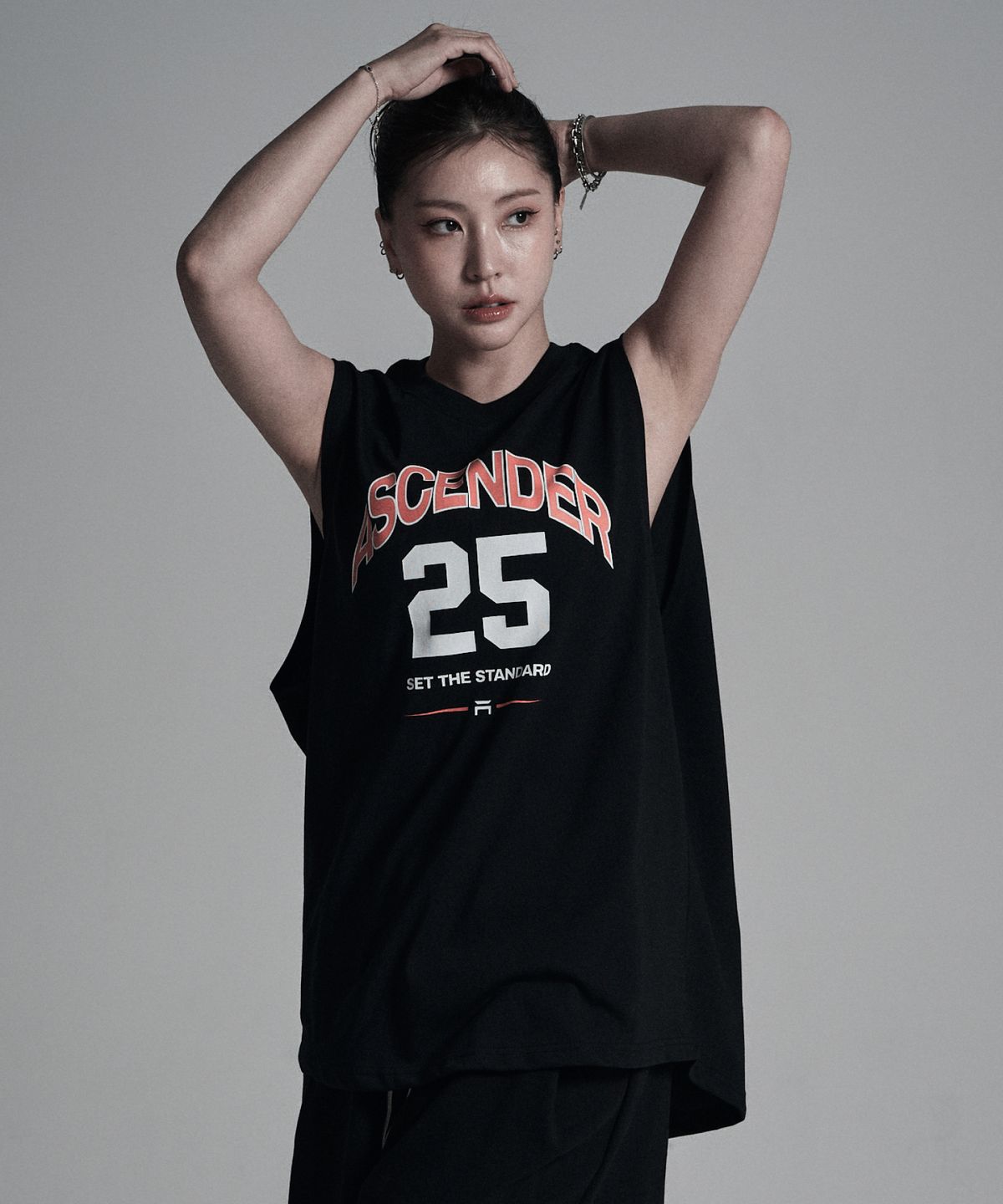 어센더(ASCENDER) 25넘버링 루즈핏 슬리브리스 [블랙]