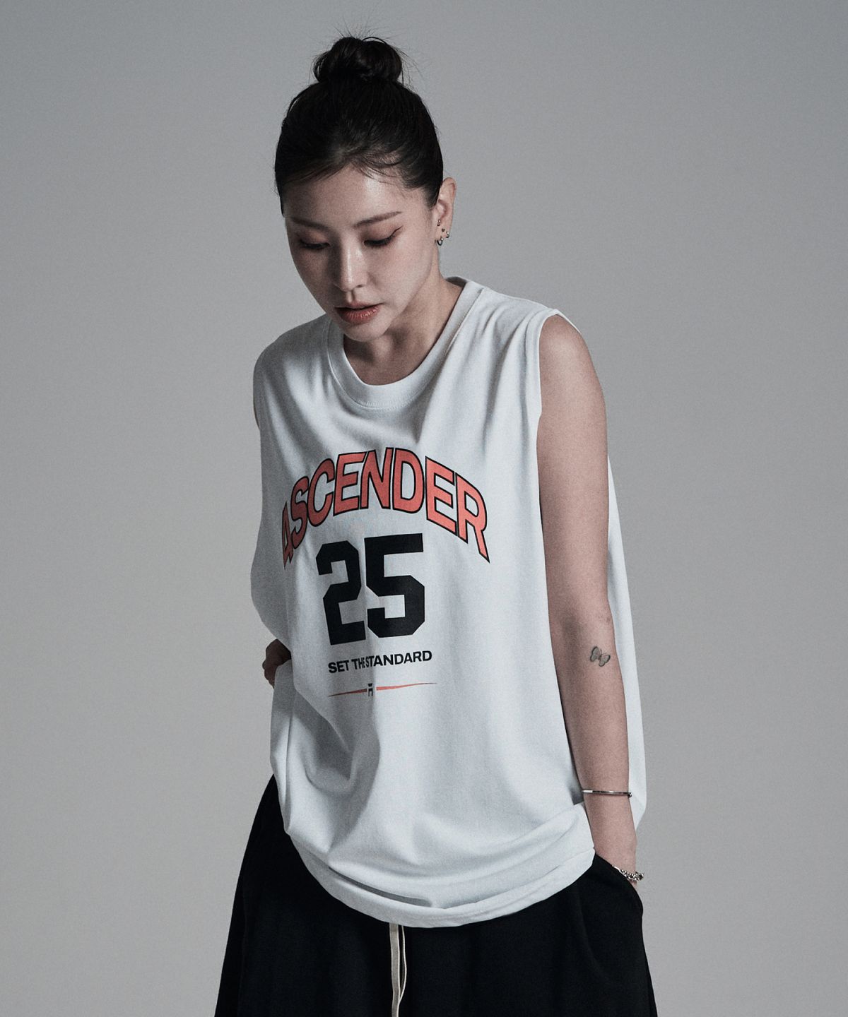 어센더(ASCENDER) 25넘버링 루즈핏 슬리브리스 [화이트]