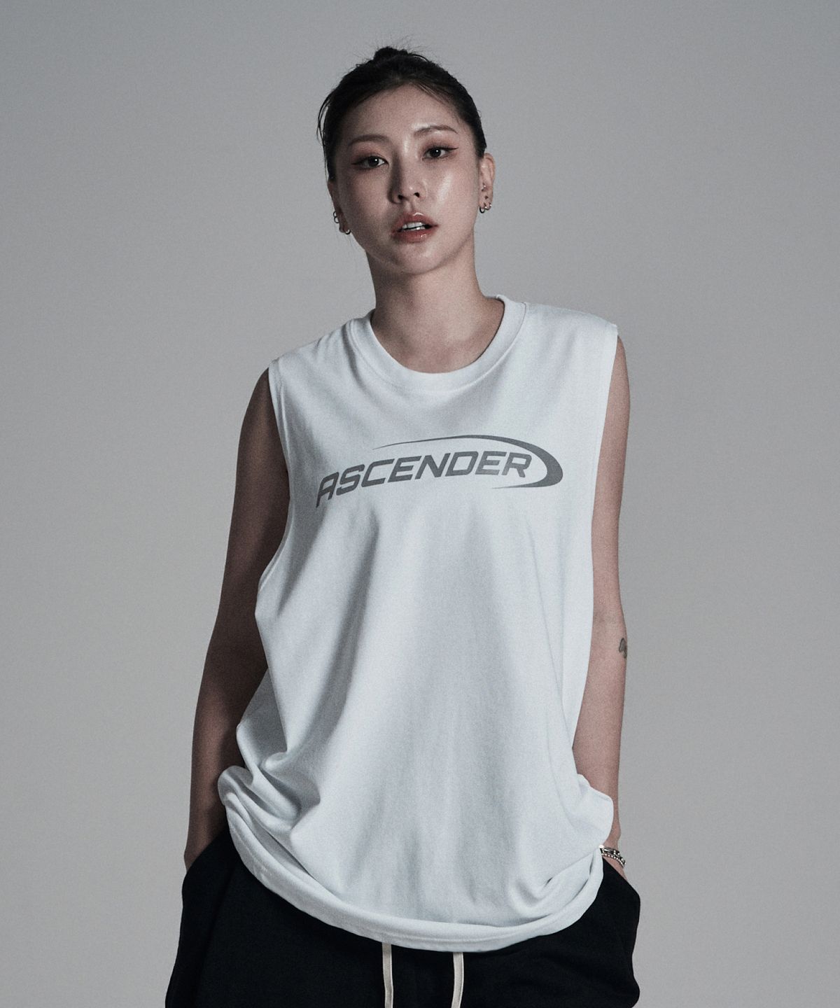 어센더(ASCENDER) (리플렉티브) 어센딩로고 루즈핏 슬리브리스 [화이트]