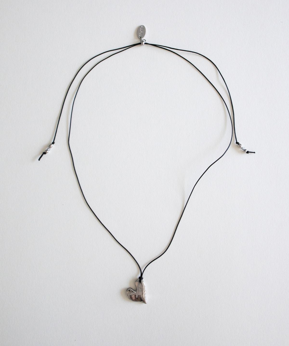 메리모티브(MERRYMOTIVE) Crushed heart and black string necklace