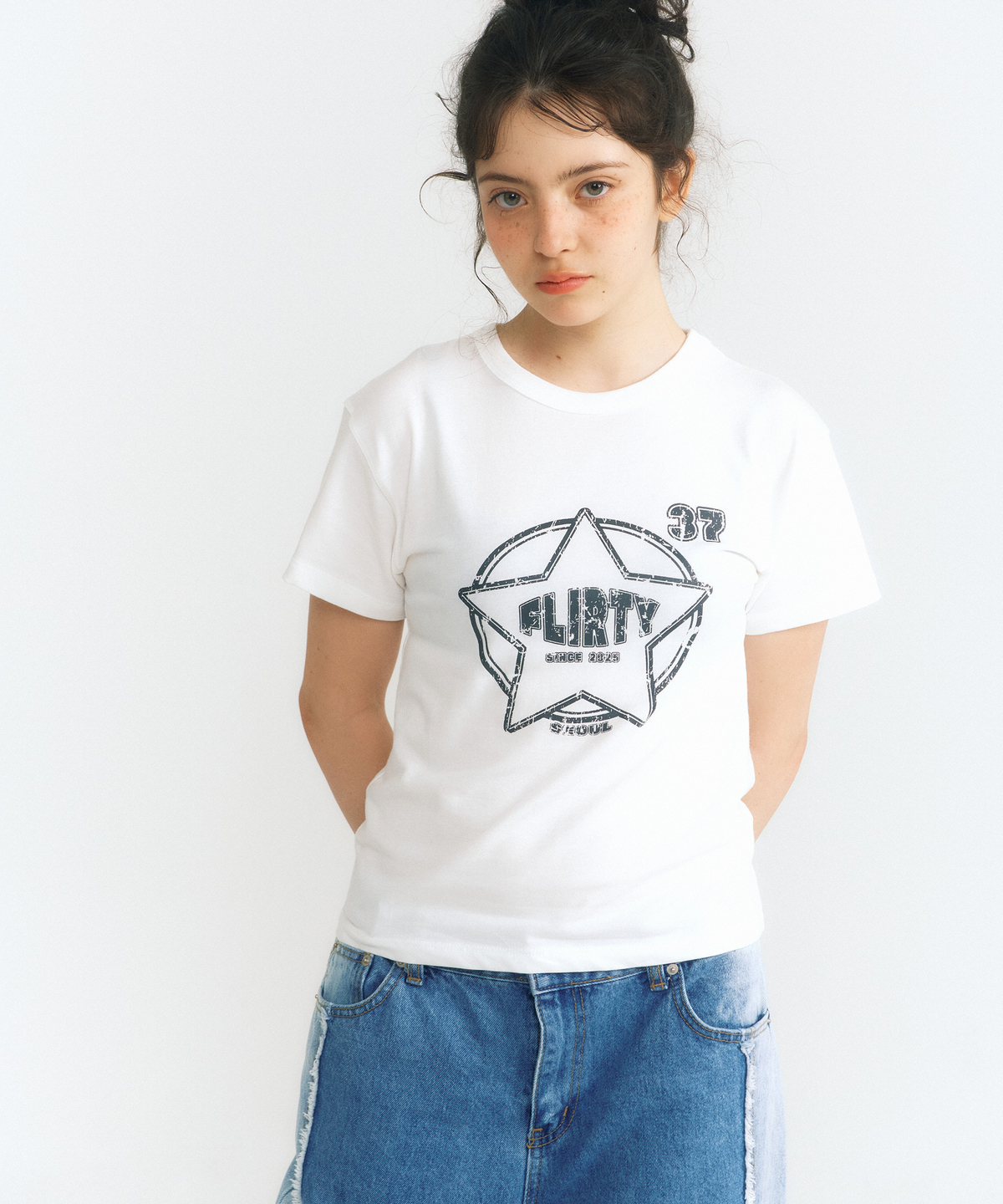 플러티(FLIRTY) FLIRTY 빈티지 로고 티셔츠 (White)