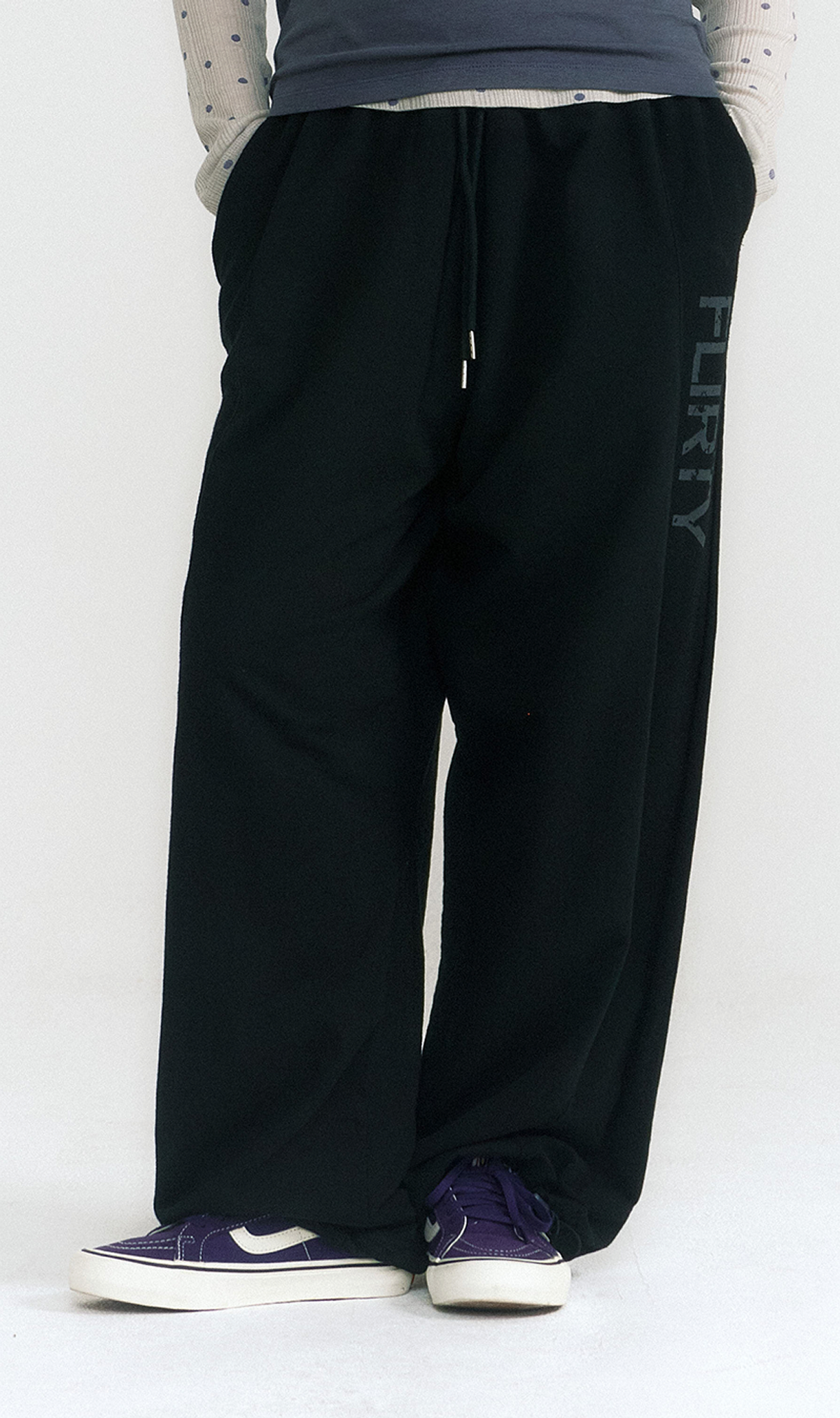 플러티(FLIRTY) FLIRTY 로고 스웨트 팬츠 (Black)