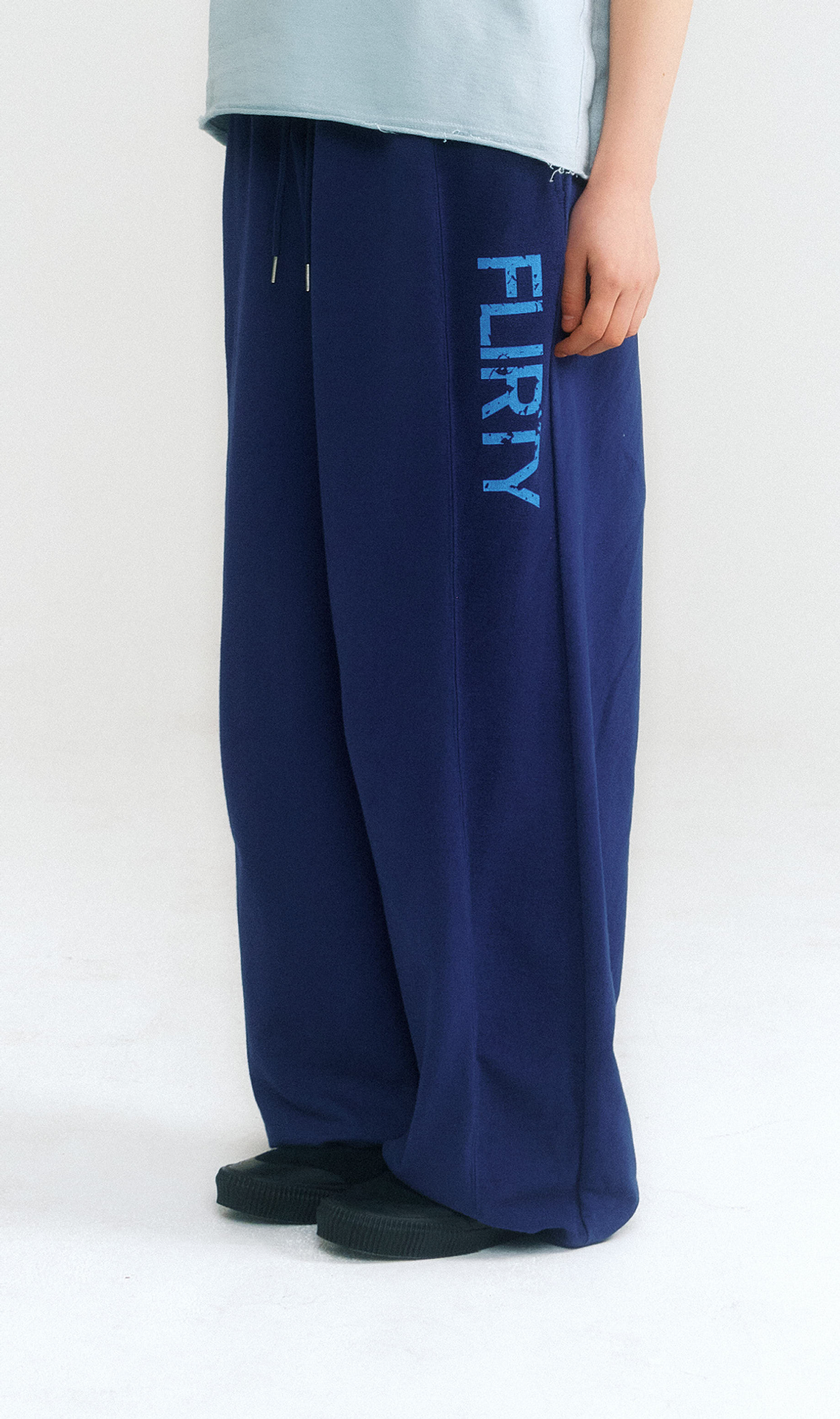 플러티(FLIRTY) FLIRTY 로고 스웨트 팬츠 (Blue)