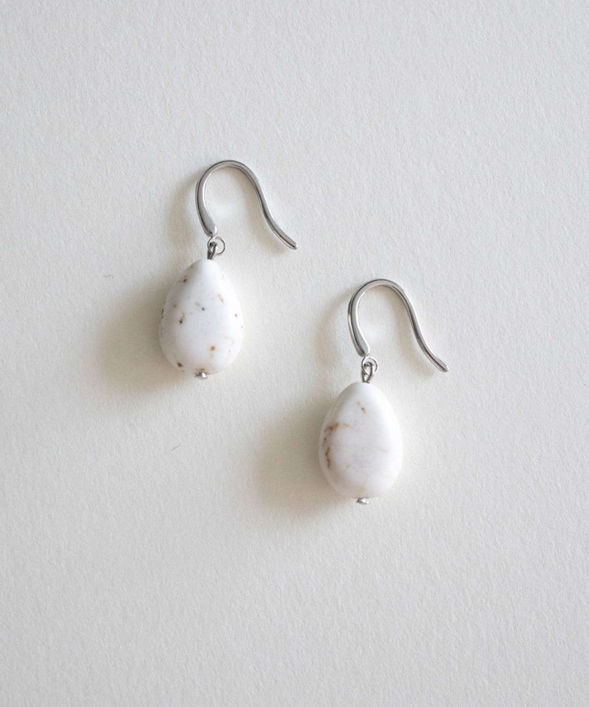 메리모티브(MERRYMOTIVE) Hawlite gemstone earring